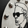 Handveredeltes Deko - Objekt: Holz - Anhänger „Karl“ Black & White Edition von ei - nzigartig