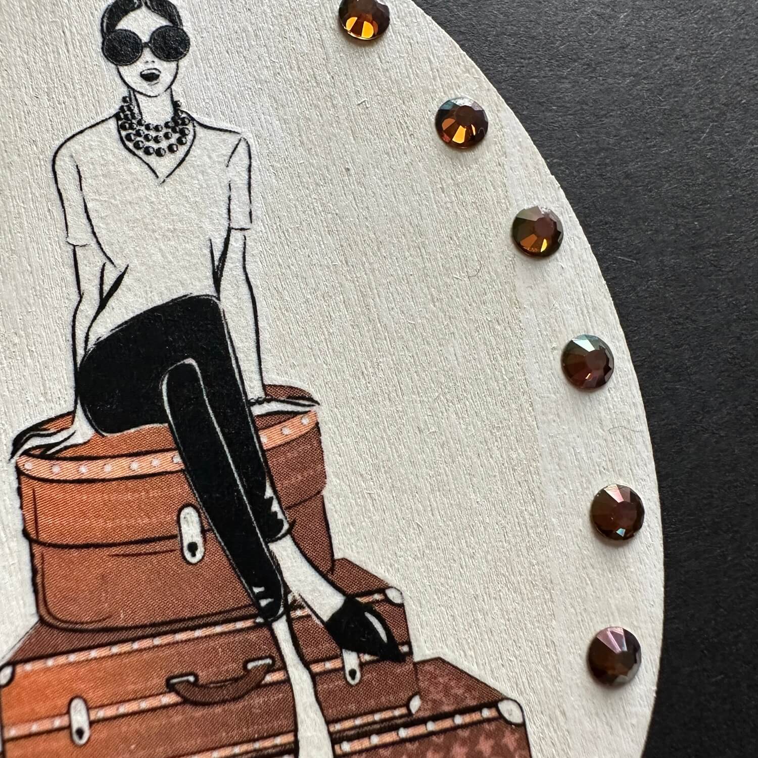 Handveredeltes Deko - Objekt: Holz - Anhänger „Louisa on Tour" von ei - nzigartig