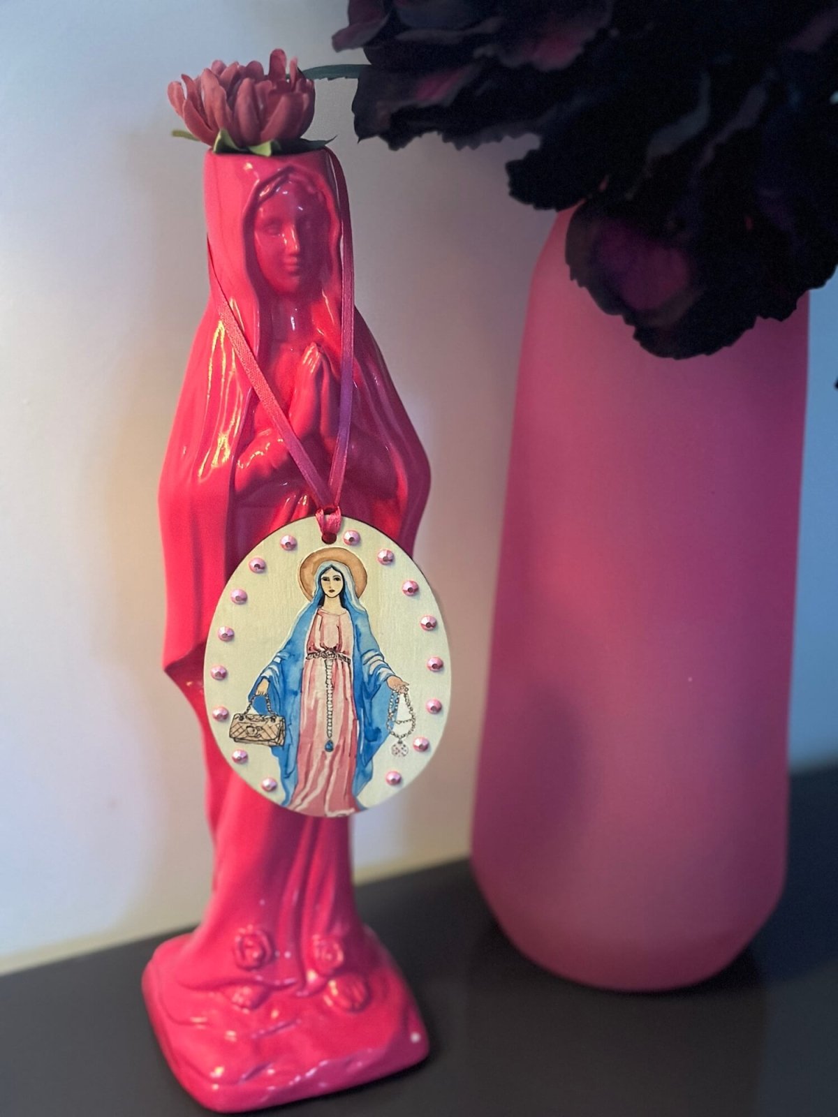 Handveredeltes Deko - Objekt: Holz - Anhänger „Madonnista“ von ei - nzigartig