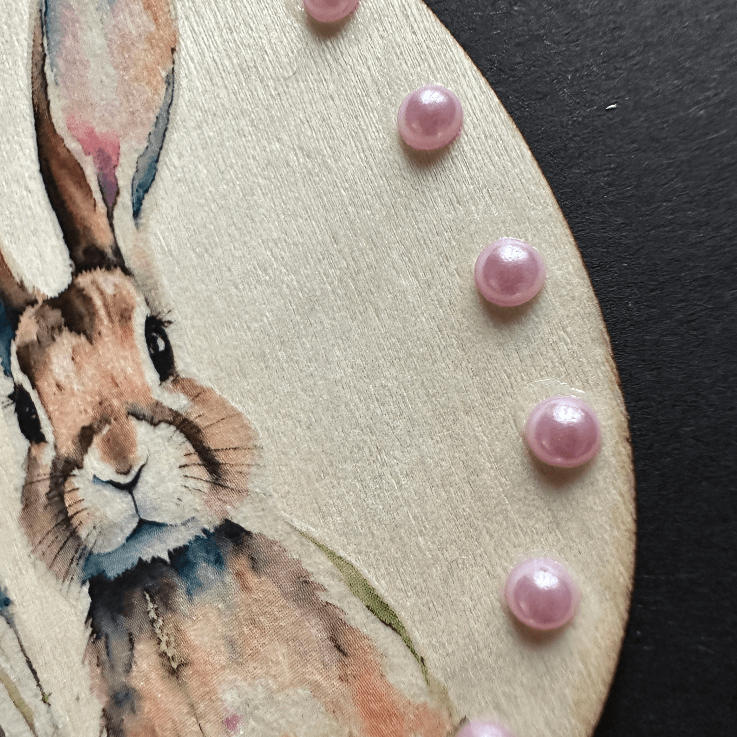 Handveredeltes Deko - Objekt: Holz - Anhänger „Osterhase" von ei - nzigartig