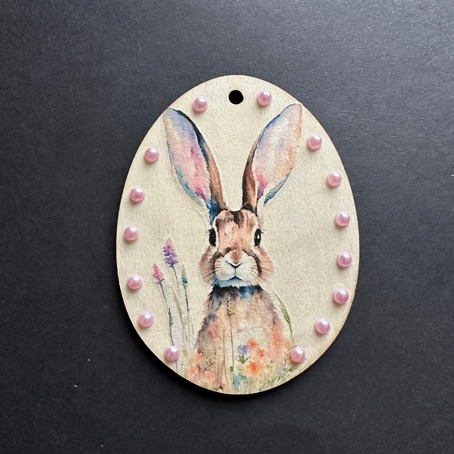 Handveredeltes Deko - Objekt: Holz - Anhänger „Osterhase" von ei - nzigartig