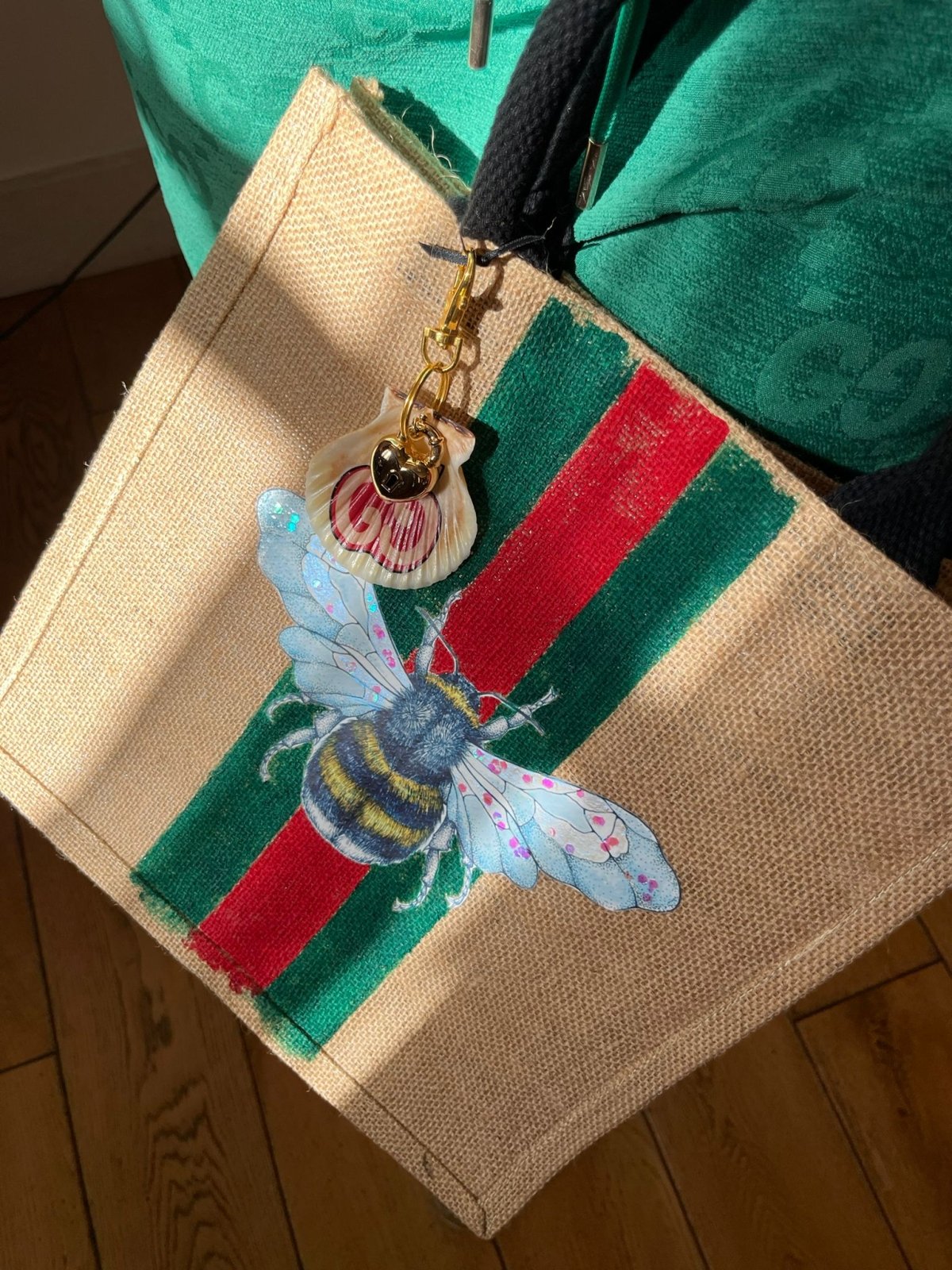 Handveredeltes Deko - Objekt: Jutetasche "Biene", handbemalte Streifen von ei - nzigartig