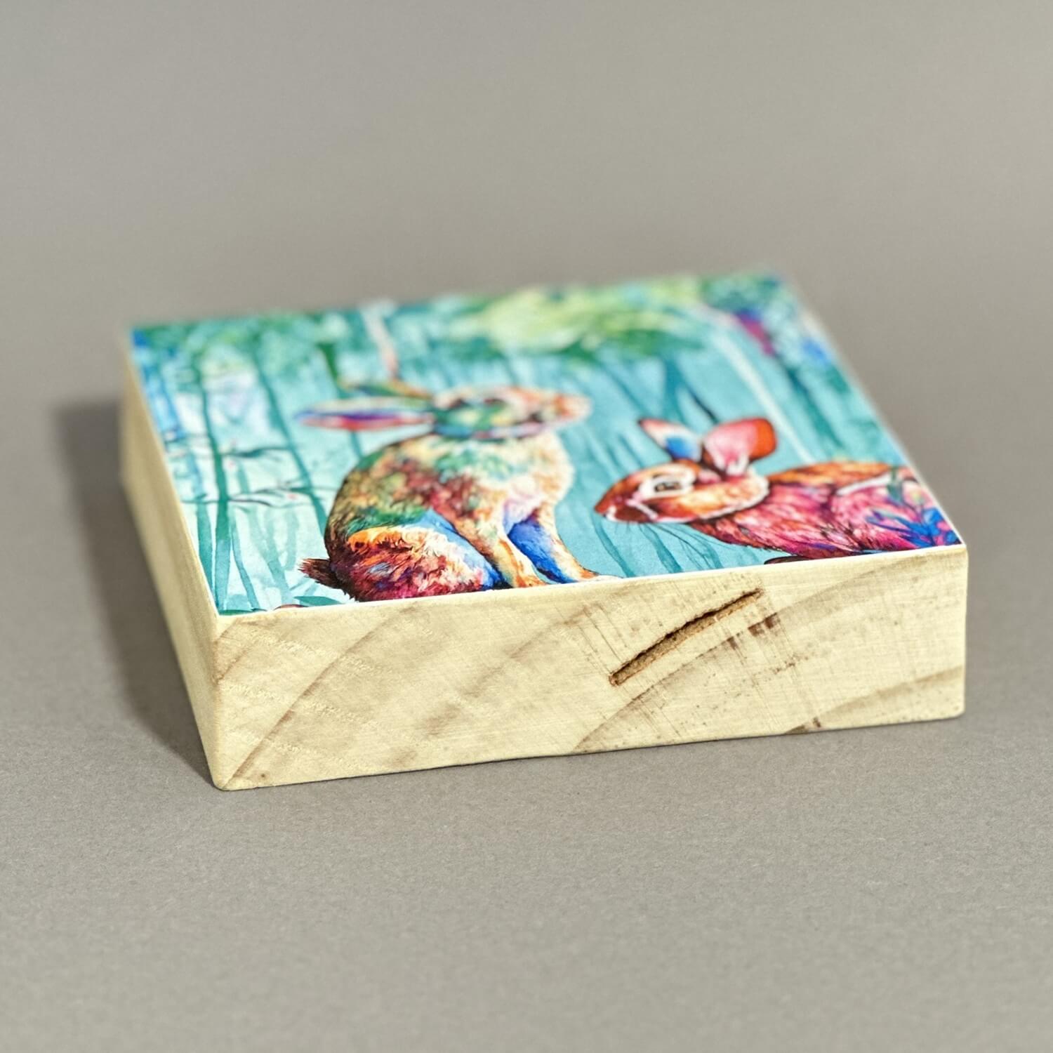 Handveredeltes Deko - Objekt: Kleines Holzbild "Ostermärchen" aus Kiefernholz 10,2 x 10,2 x 2,5 cm von ei - nzigartig