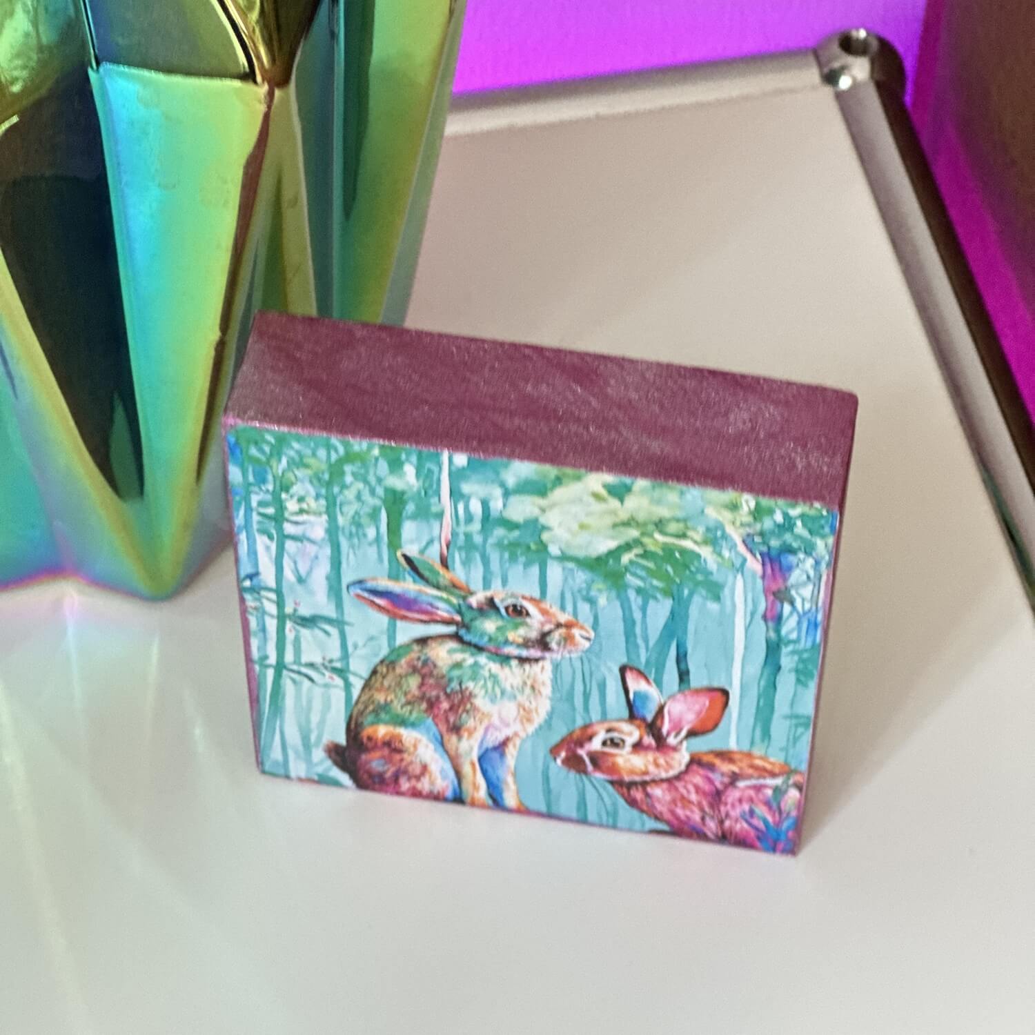 Handveredeltes Deko - Objekt: Kleines Holzbild "Ostermärchen" aus Kiefernholz 10,2 x 10,2 x 2,5 cm von ei - nzigartig