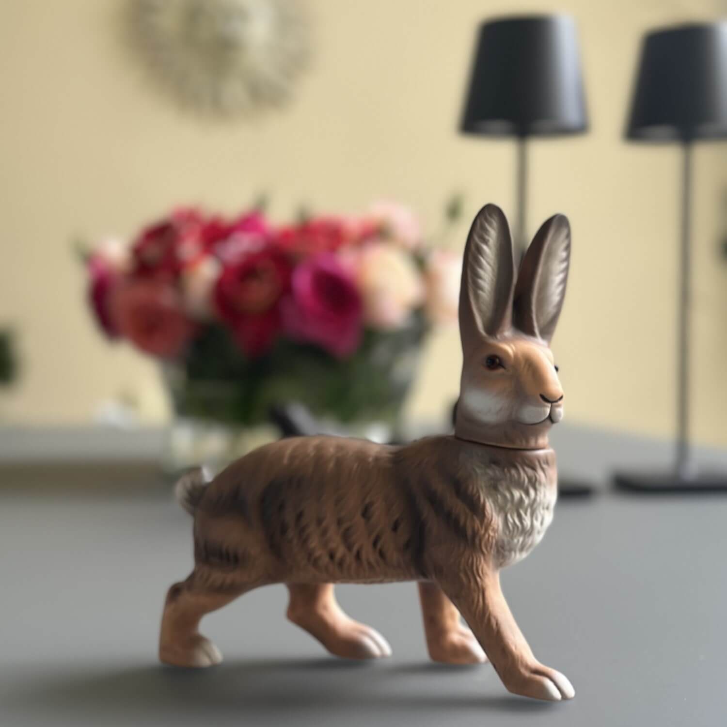 Handveredeltes Deko - Objekt: Laufender Osterhase zum Füllen, braun von ei - nzigartig