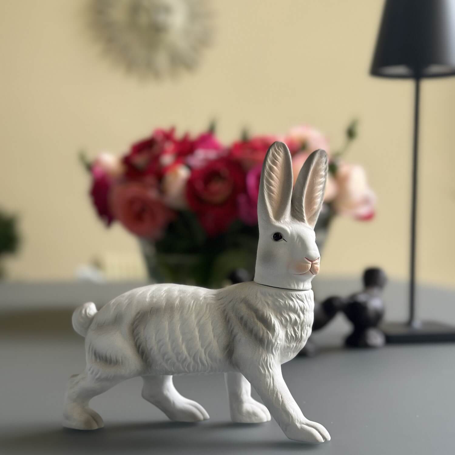 Handveredeltes Deko - Objekt: Laufender Osterhase zum Füllen, weiß von ei - nzigartig