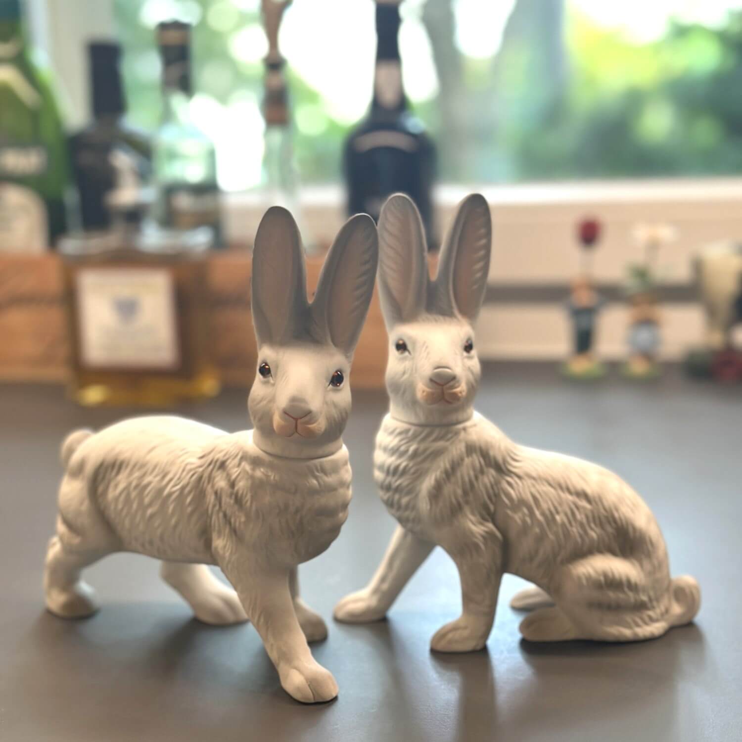 Handveredeltes Deko - Objekt: Laufender Osterhase zum Füllen, weiß von ei - nzigartig