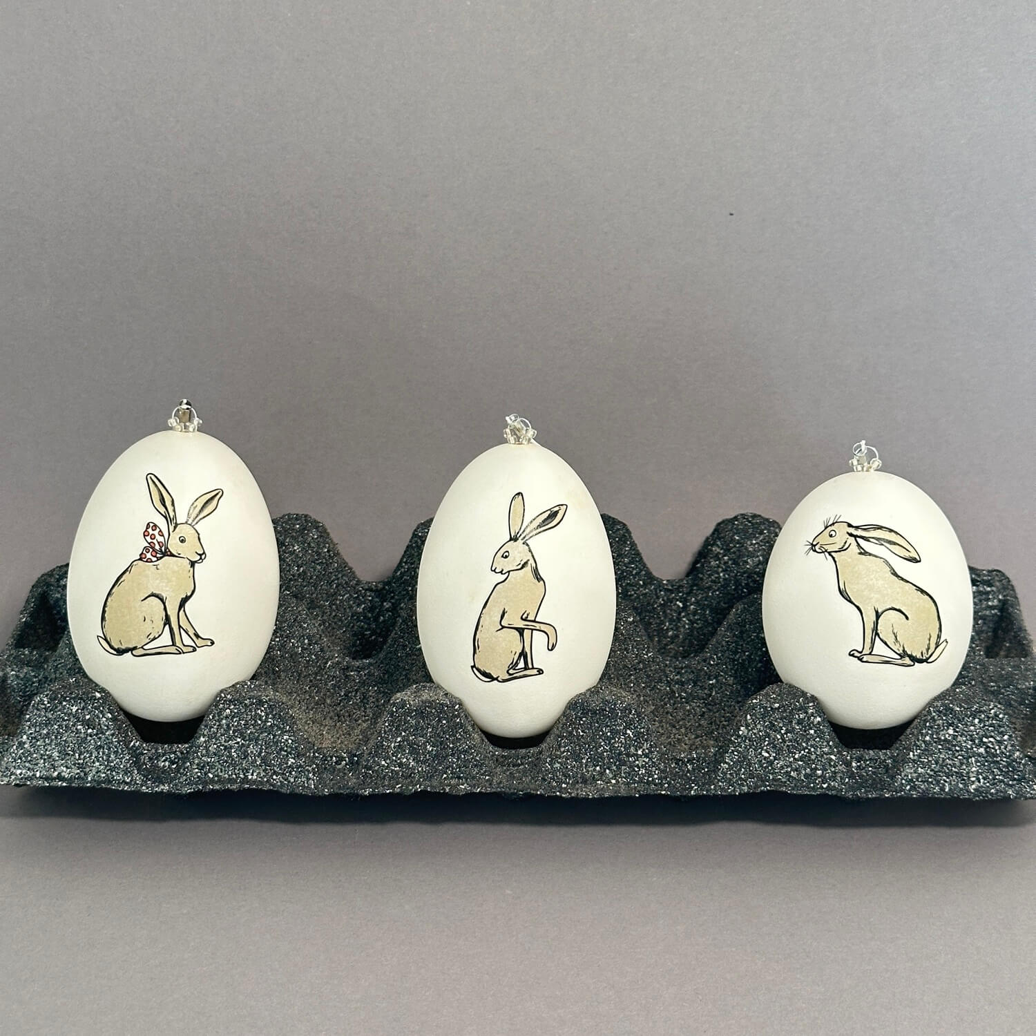 Handveredeltes Deko - Objekt: Lovely Bunnies, 3er Set Gänseeier von ei - nzigartig