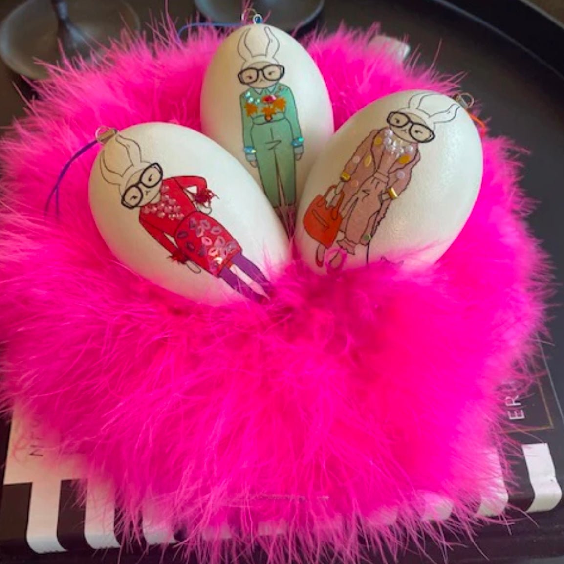 Handveredeltes Deko - Objekt: Marabufeder - Kranz, Pink, Größe "M" von Drosselbart - Design von ei - nzigartig