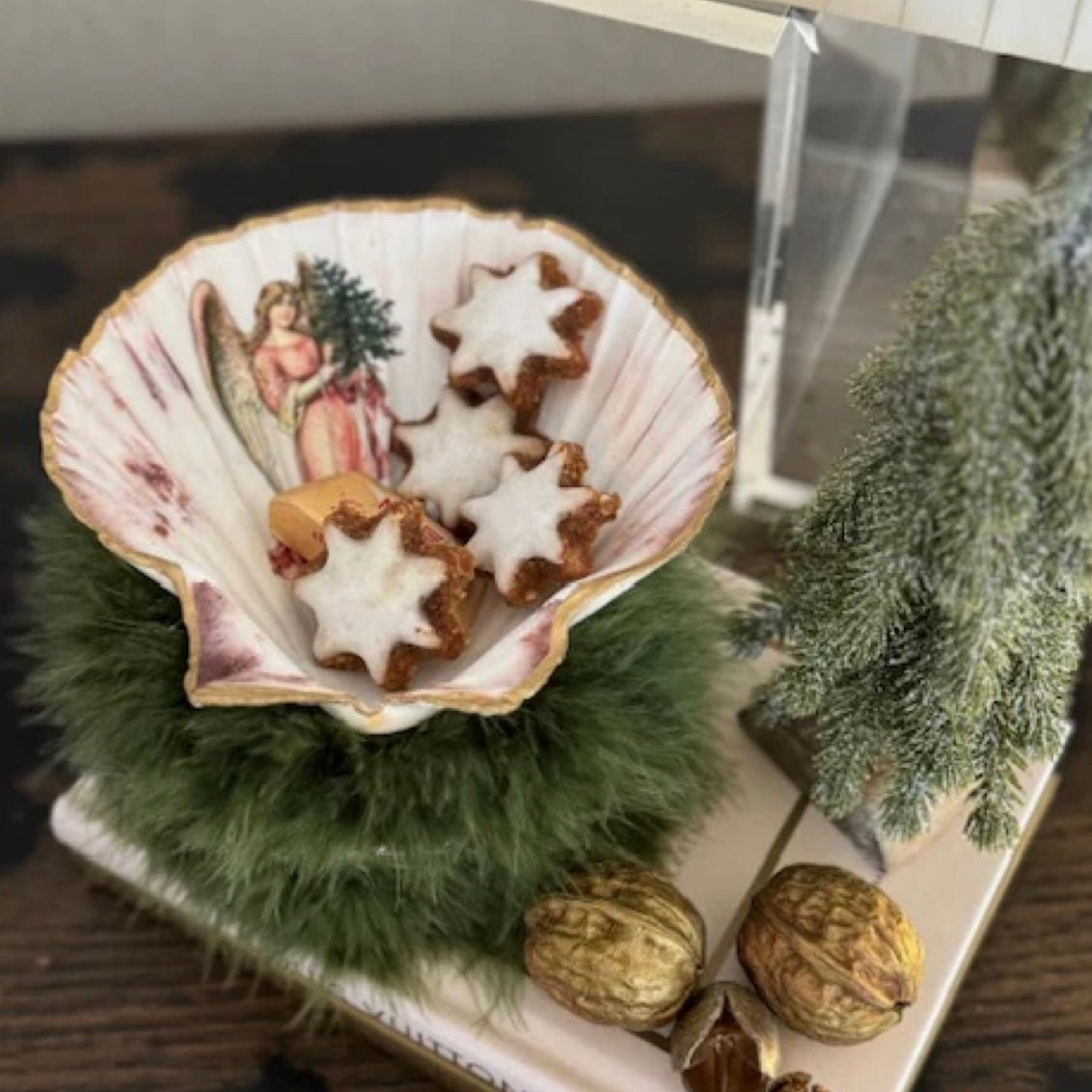 Handveredeltes Deko - Objekt: Marabufeder - Thron, Dunkelgrün, von Drosselbart - Design von ei - nzigartig