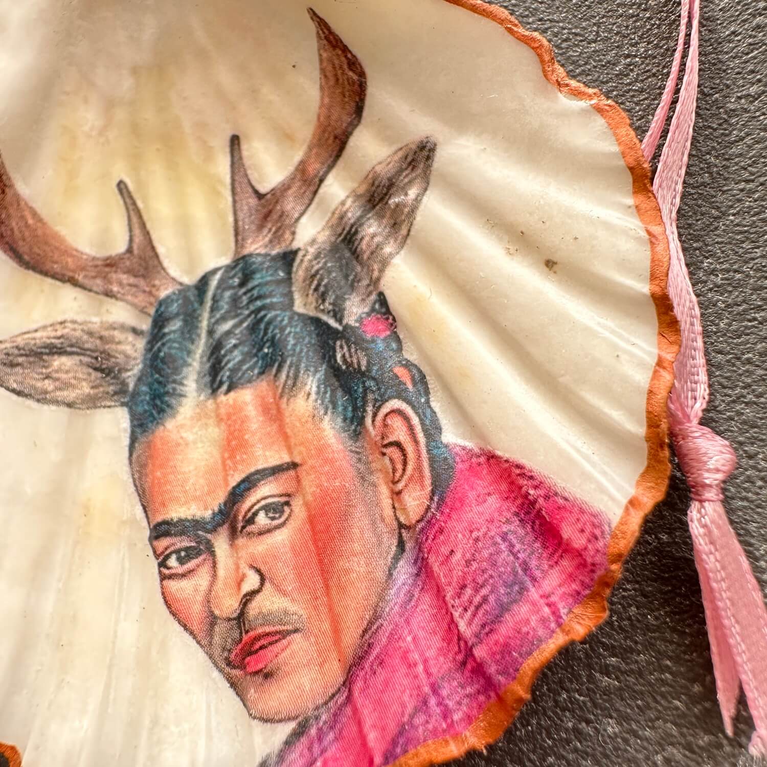 Handveredeltes Deko - Objekt: Mini - Muschel "Frida Deer" von ei - nzigartig