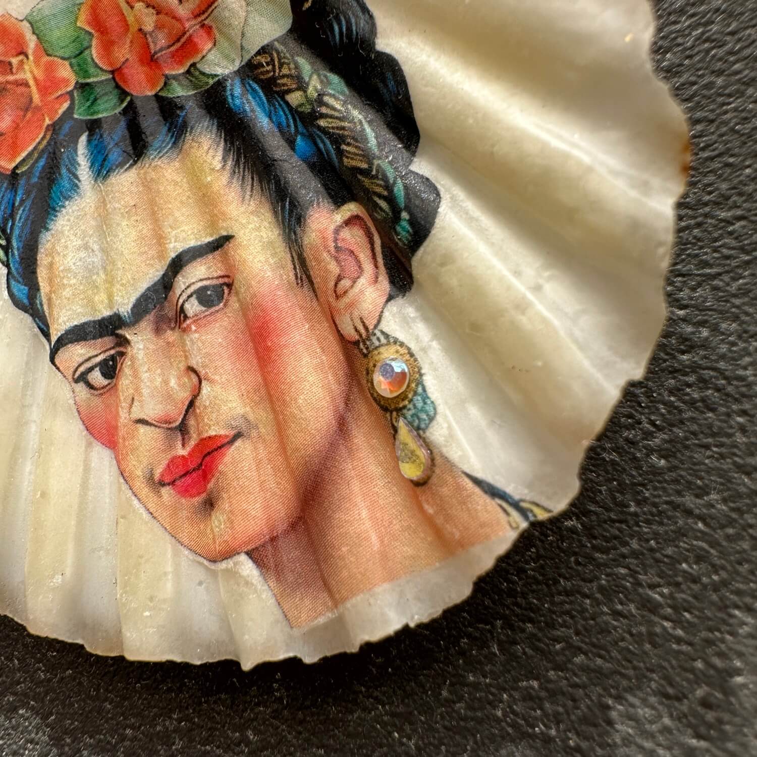 Handveredeltes Deko - Objekt: Mini - Muschel "Frida liebt Ohrringe" von ei - nzigartig