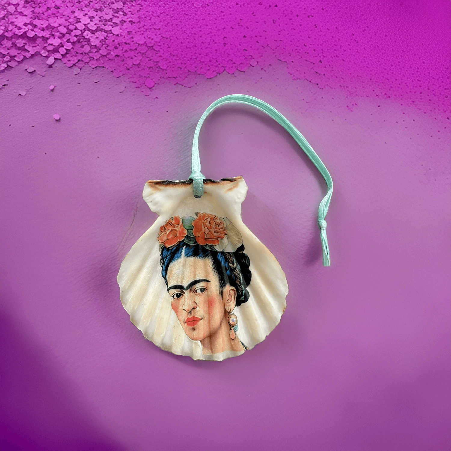 Handveredeltes Deko - Objekt: Mini - Muschel "Frida liebt Ohrringe" von ei - nzigartig