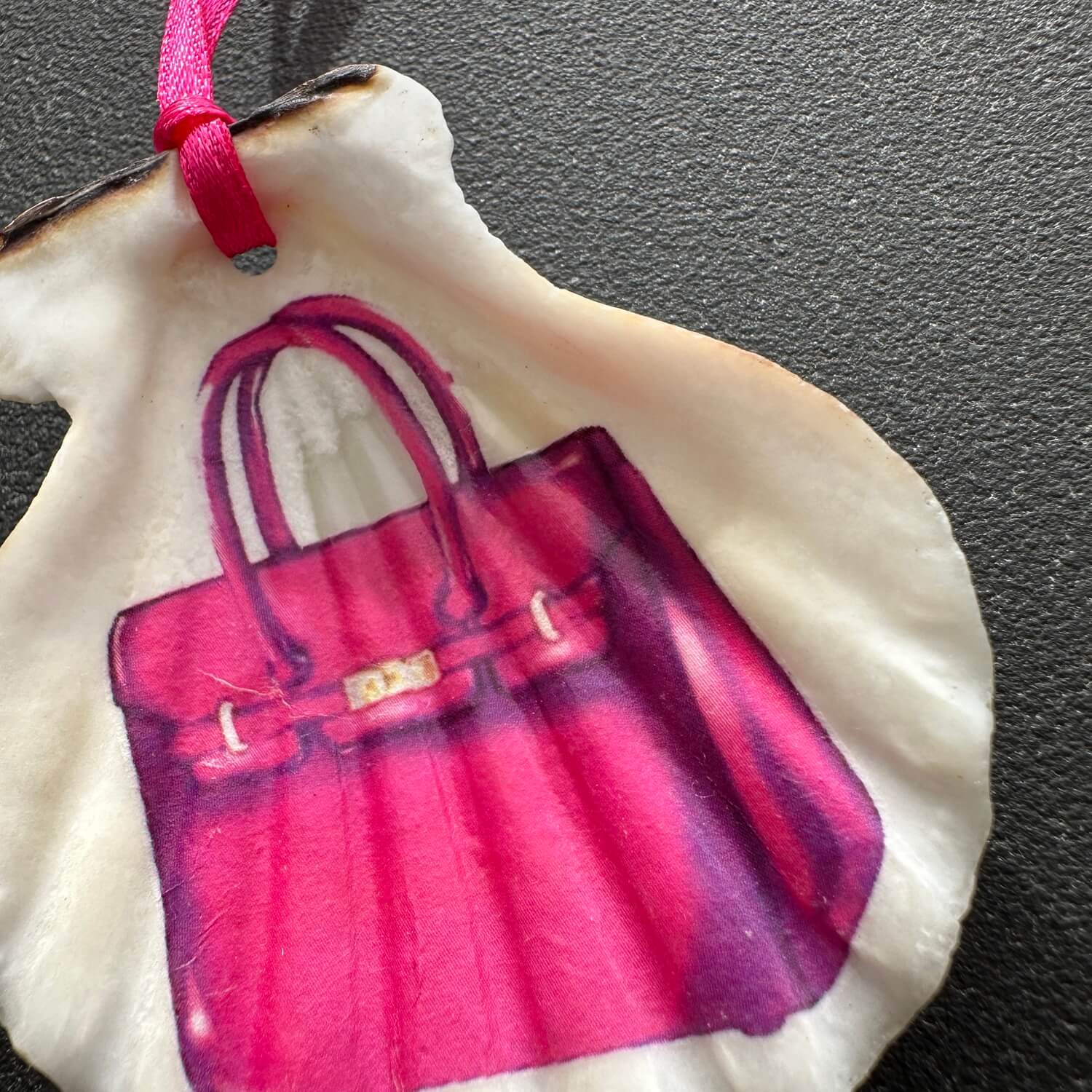 Handveredeltes Deko - Objekt: Mini - Muschel "Lieblingstasche, Pink" von ei - nzigartig