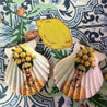 Handveredeltes Deko - Objekt: Muschel - Ohrringe "Frida goes Amalfi ", 2 Farben & 2 Größen von ei - nzigartig