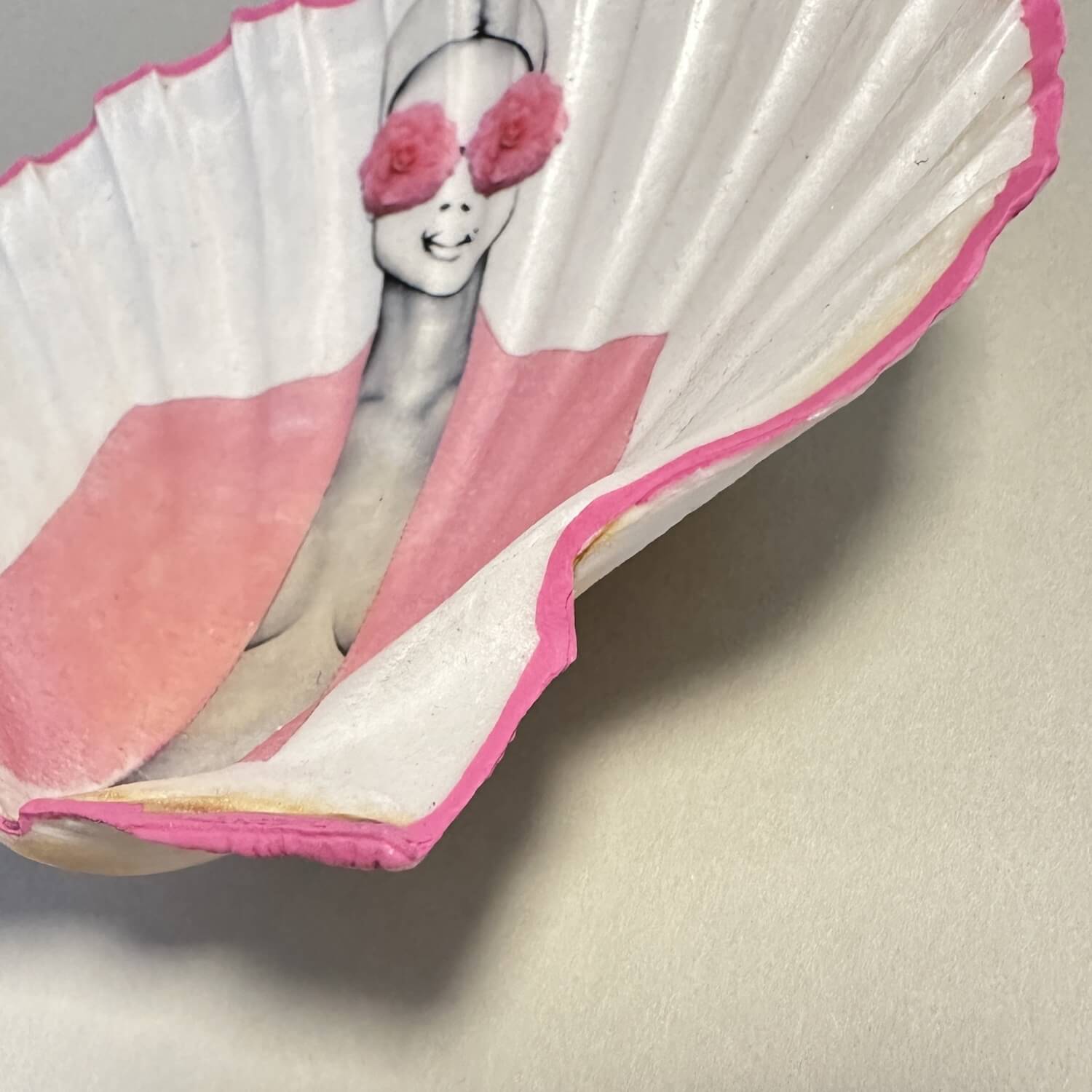 Handveredeltes Deko - Objekt: Muschel - Schale "Camélia washed pink", 2 Größen und Kantenvarianten von ei - nzigartig