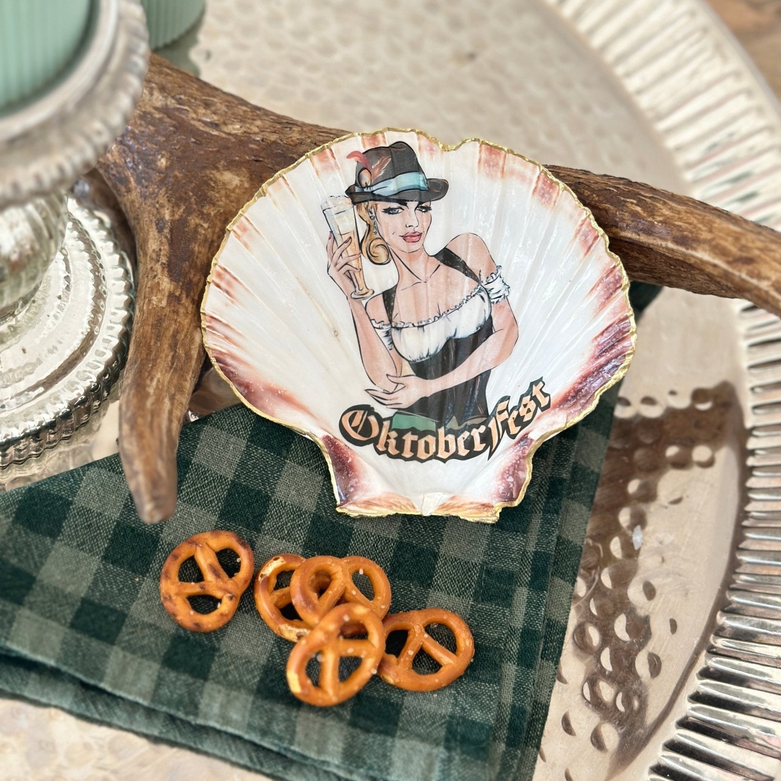 Handveredeltes Deko - Objekt: Muschel - Schale "Dirndlicious" 2 Größen & 3 Kanten von ei - nzigartig