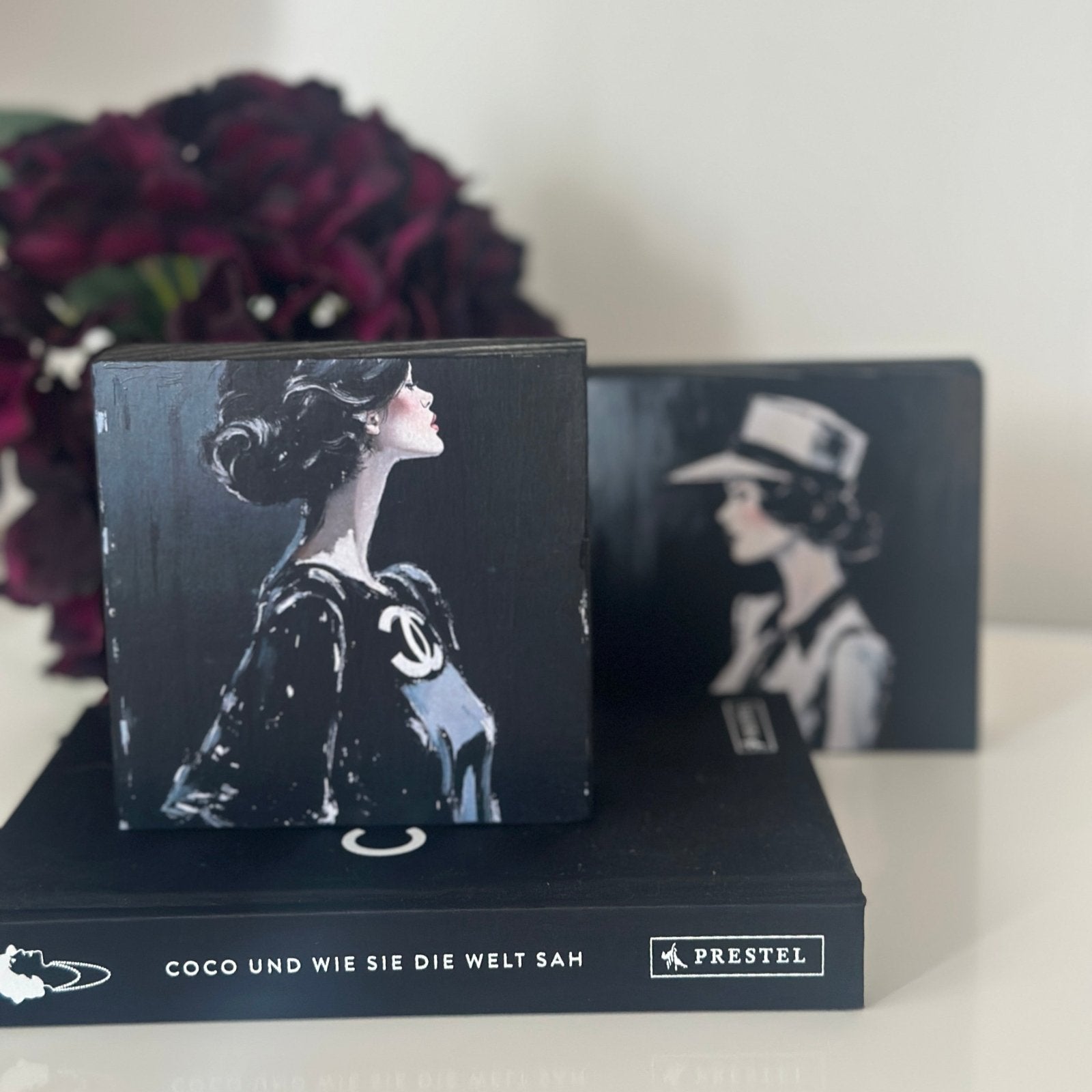 Handveredeltes Deko - Objekt: N°1 "Mlle Ella", Mini - Artwork auf Holz von ei - nzigartig