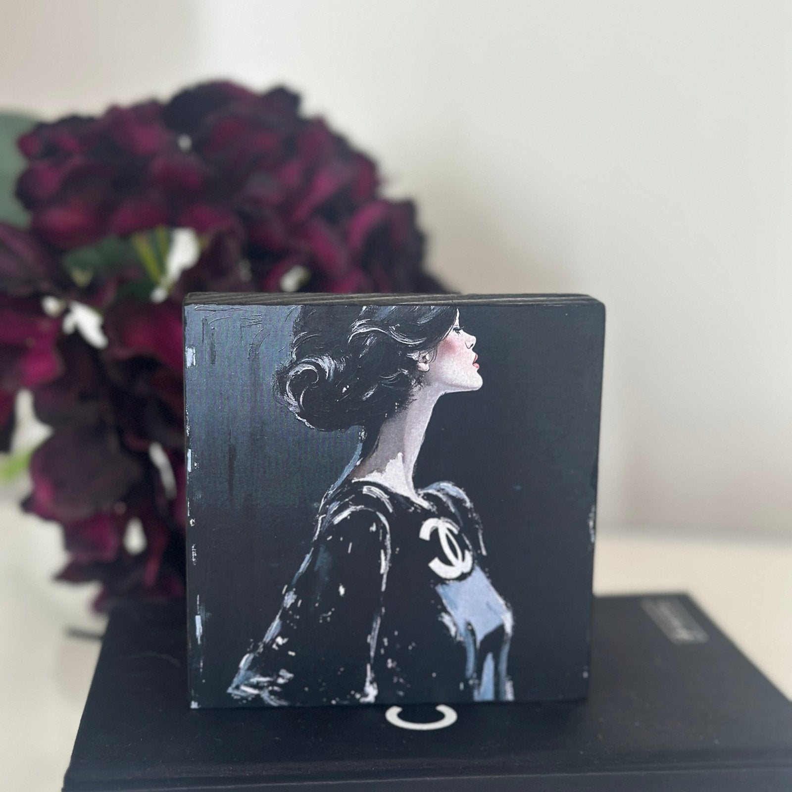 Handveredeltes Deko - Objekt: N°1 "Mlle Ella", Mini - Artwork auf Holz von ei - nzigartig