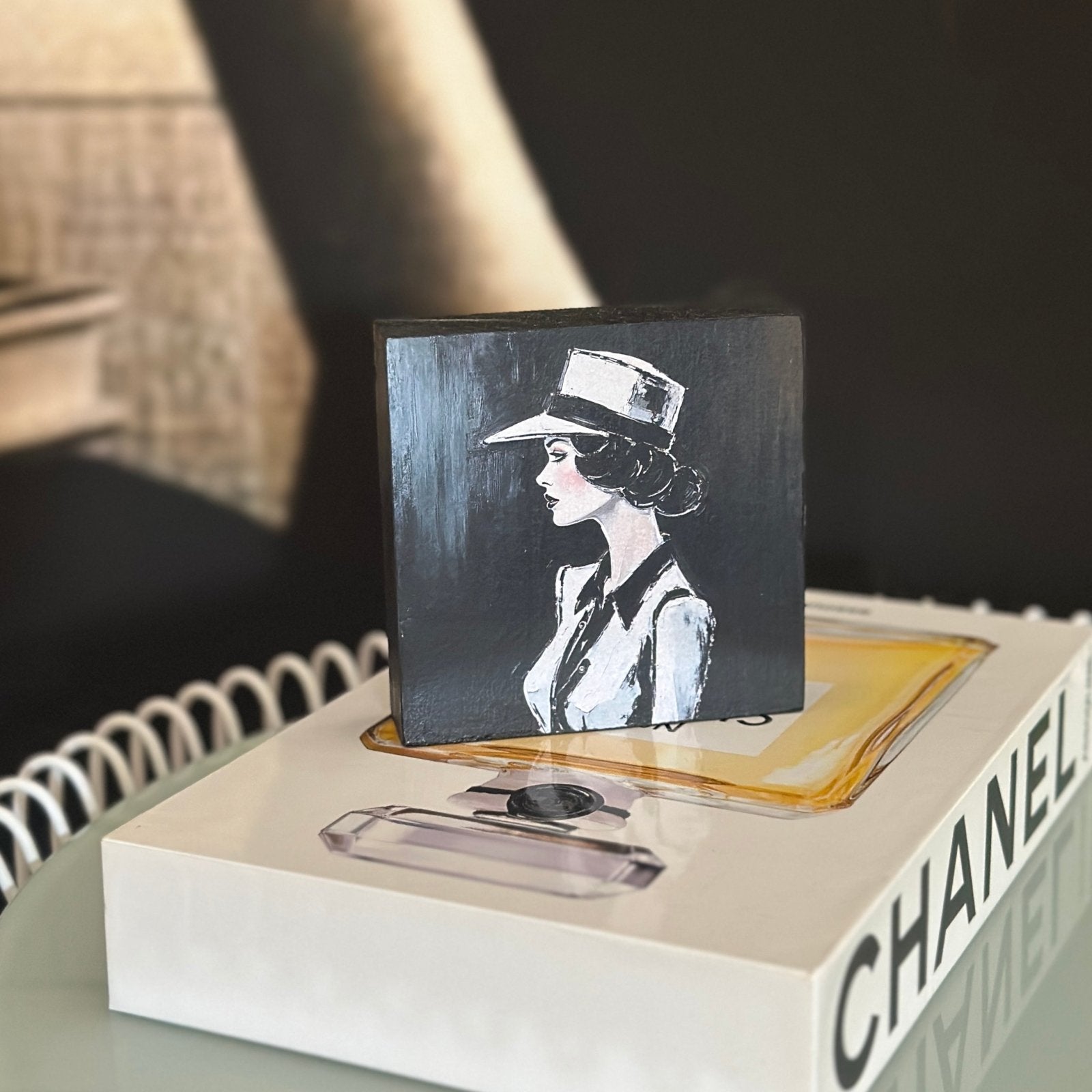 Handveredeltes Deko - Objekt: N°6 "Mlle Giselle", Mini - Artwork auf Holz von ei - nzigartig