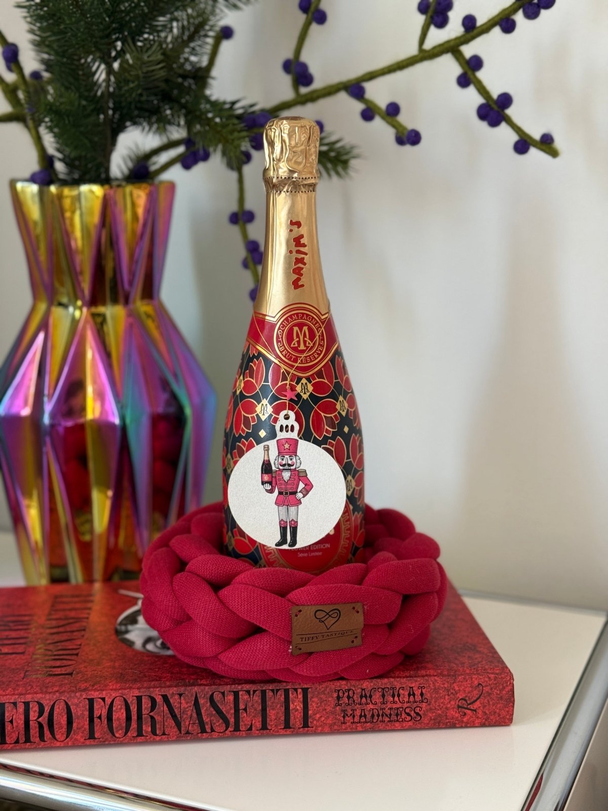 Handveredeltes Deko - Objekt: Nanduei "Alpen Alois", inkl. Strick - Kranz von Tiffy Tastique von ei - nzigartig