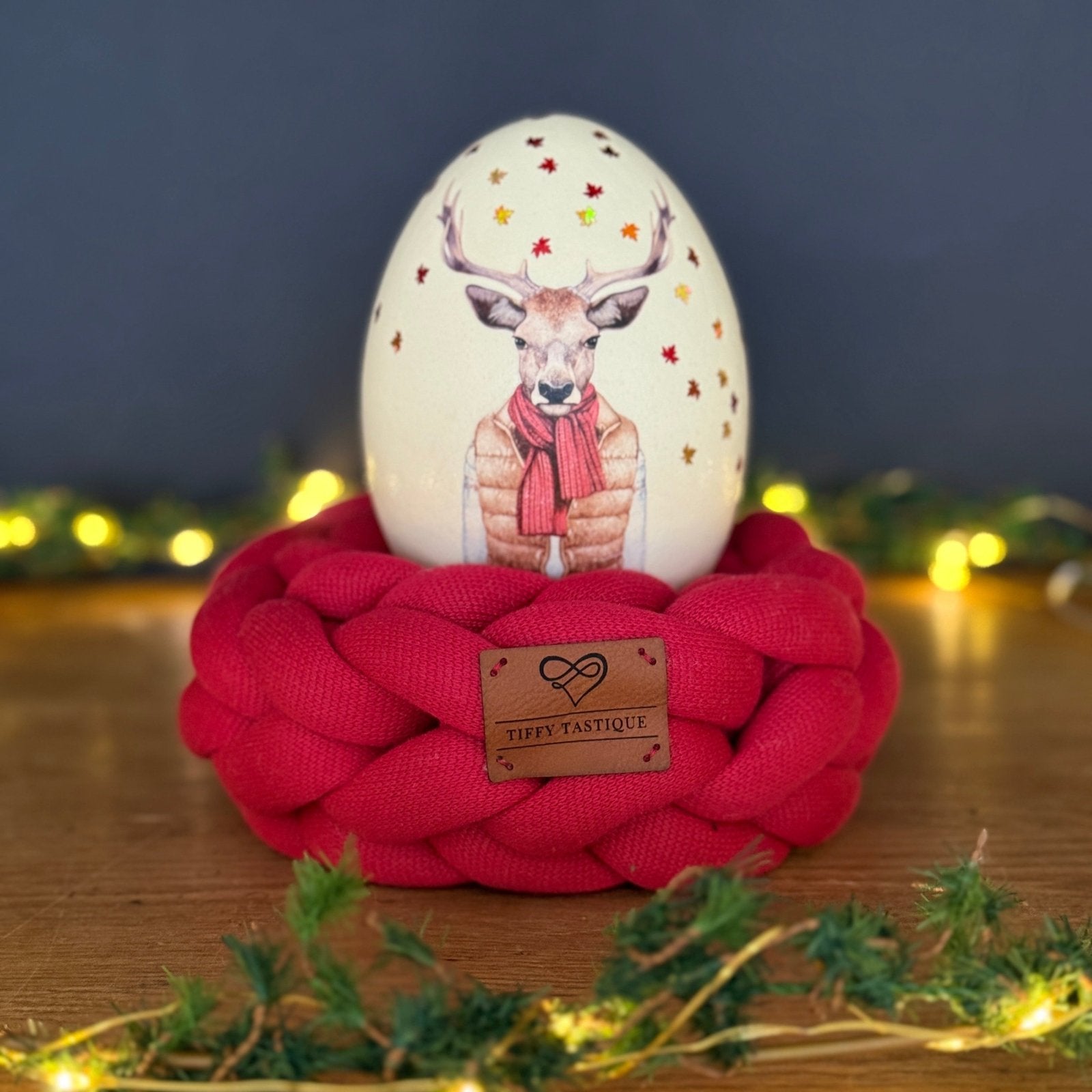 Handveredeltes Deko - Objekt: Nanduei "Alpen Alois", inkl. Strick - Kranz von Tiffy Tastique von ei - nzigartig