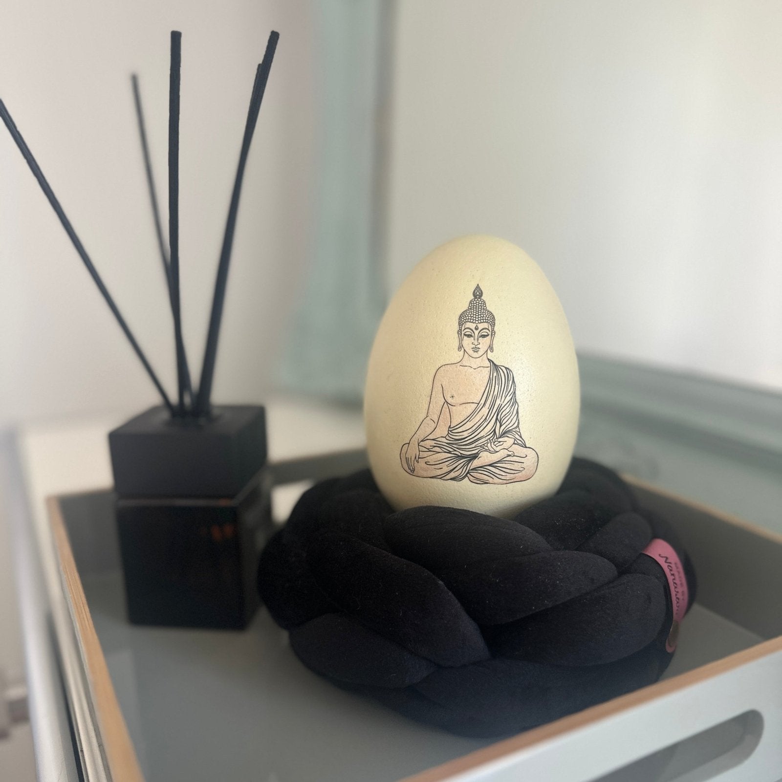 Handveredeltes Deko - Objekt: Nanduei: "Buddha", inkl. Strickkranz von Nana´s Art von ei - nzigartig