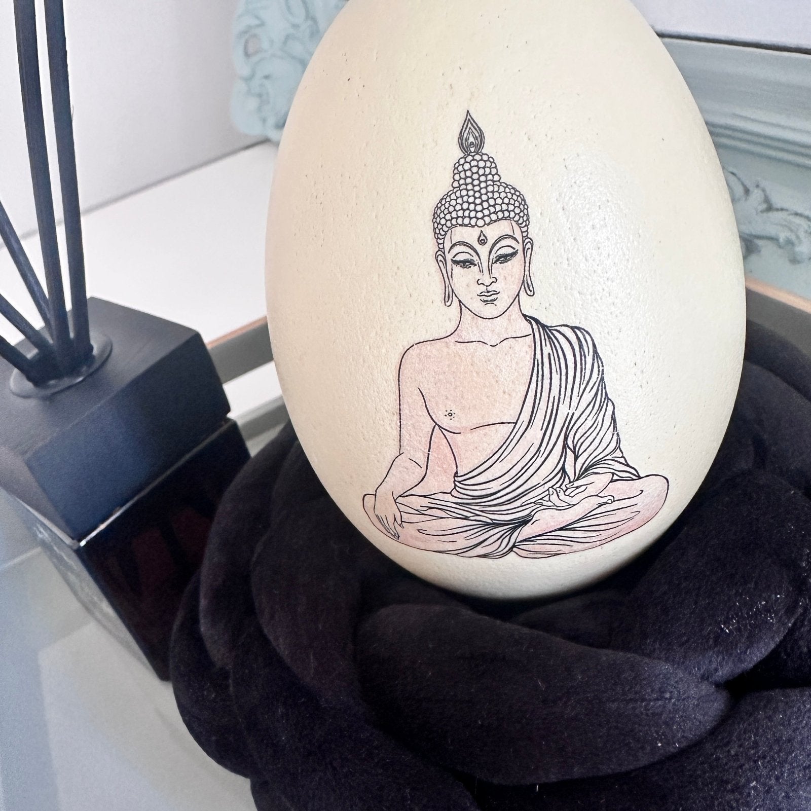 Handveredeltes Deko - Objekt: Nanduei: "Buddha", inkl. Strickkranz von Nana´s Art von ei - nzigartig