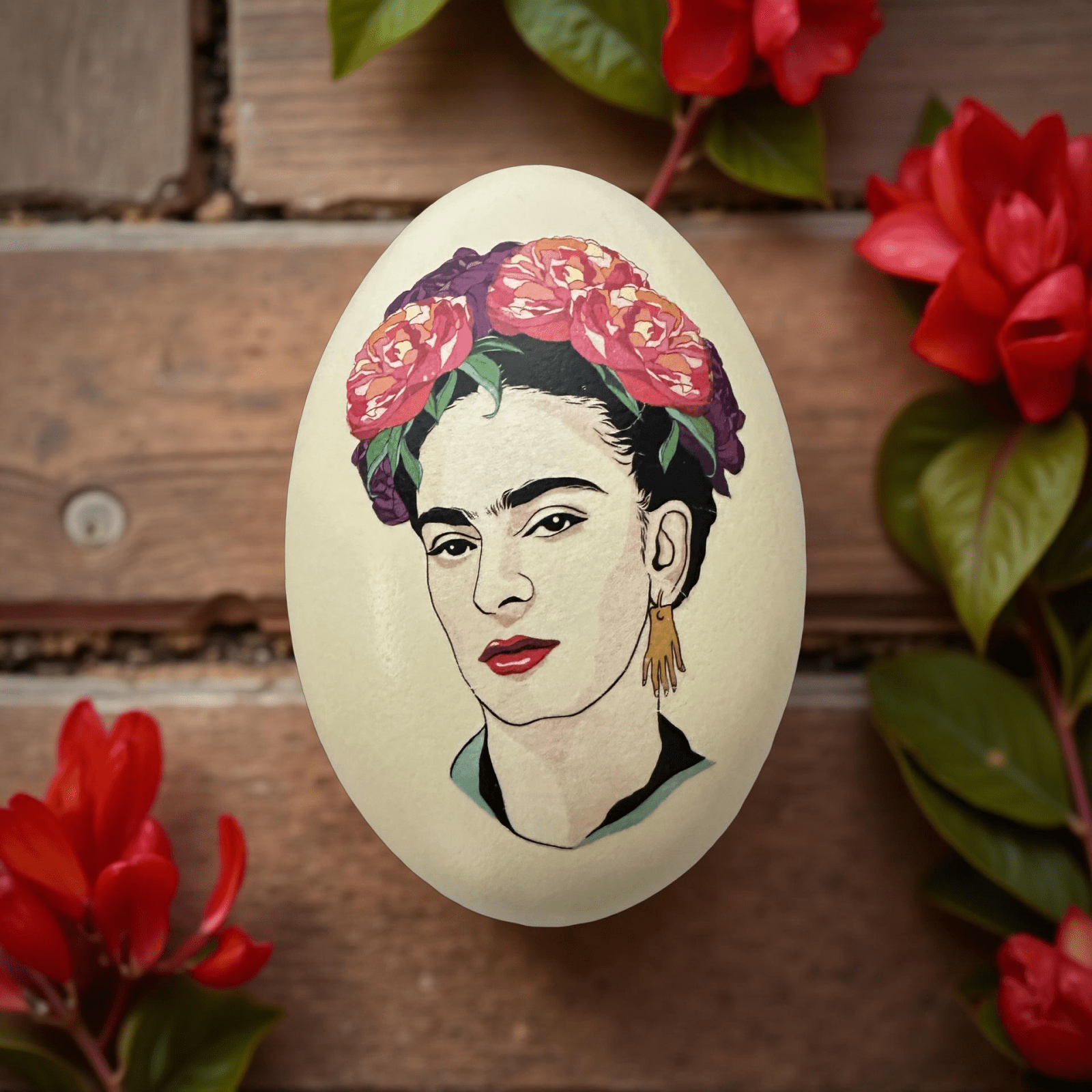 Handveredeltes Deko - Objekt: Nanduei: "Frida & Flowers", Basic & Glam von ei - nzigartig