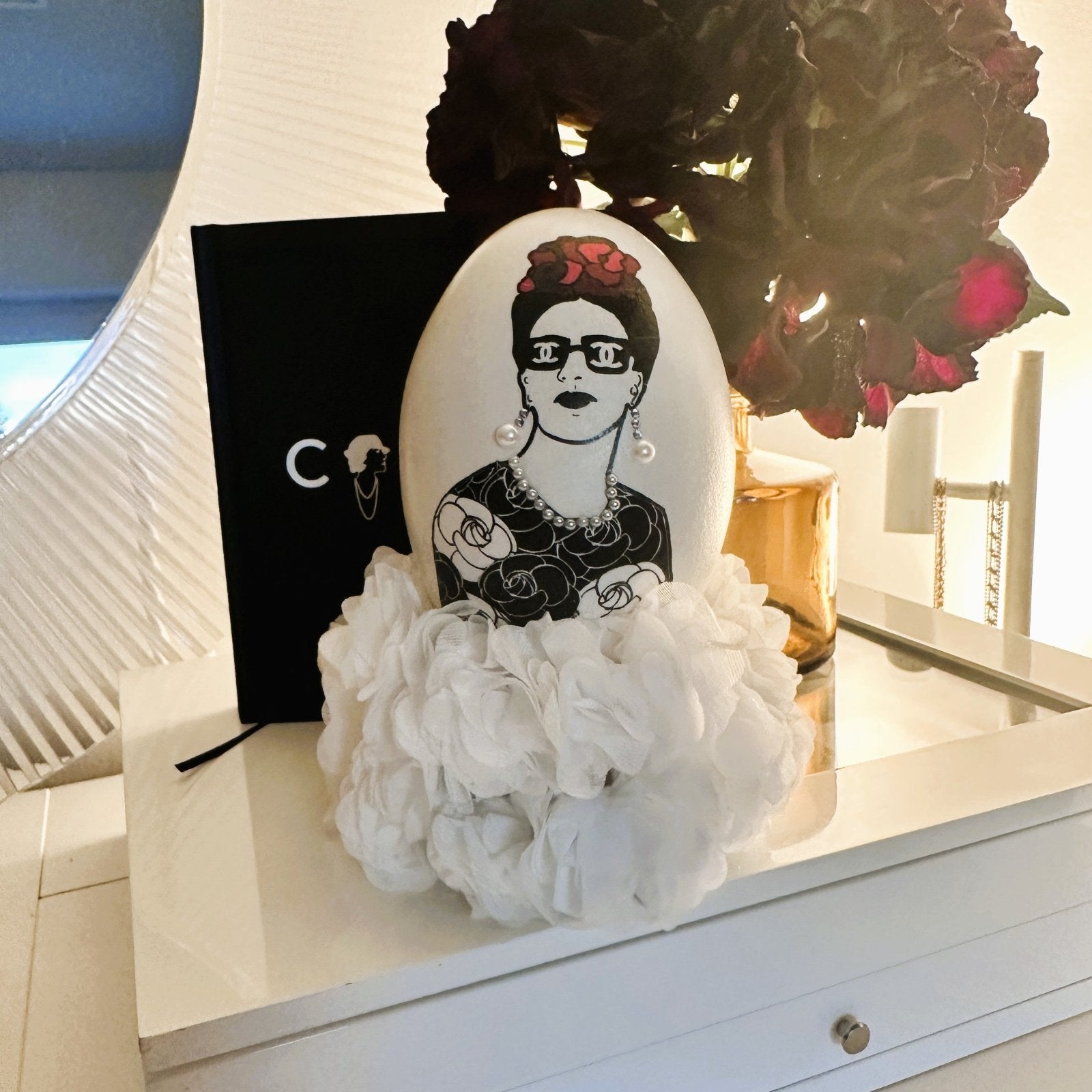 Handveredeltes Deko - Objekt: Nanduei "Frida No. 5", inkl. Blüten - Thron von ei - nzigartig