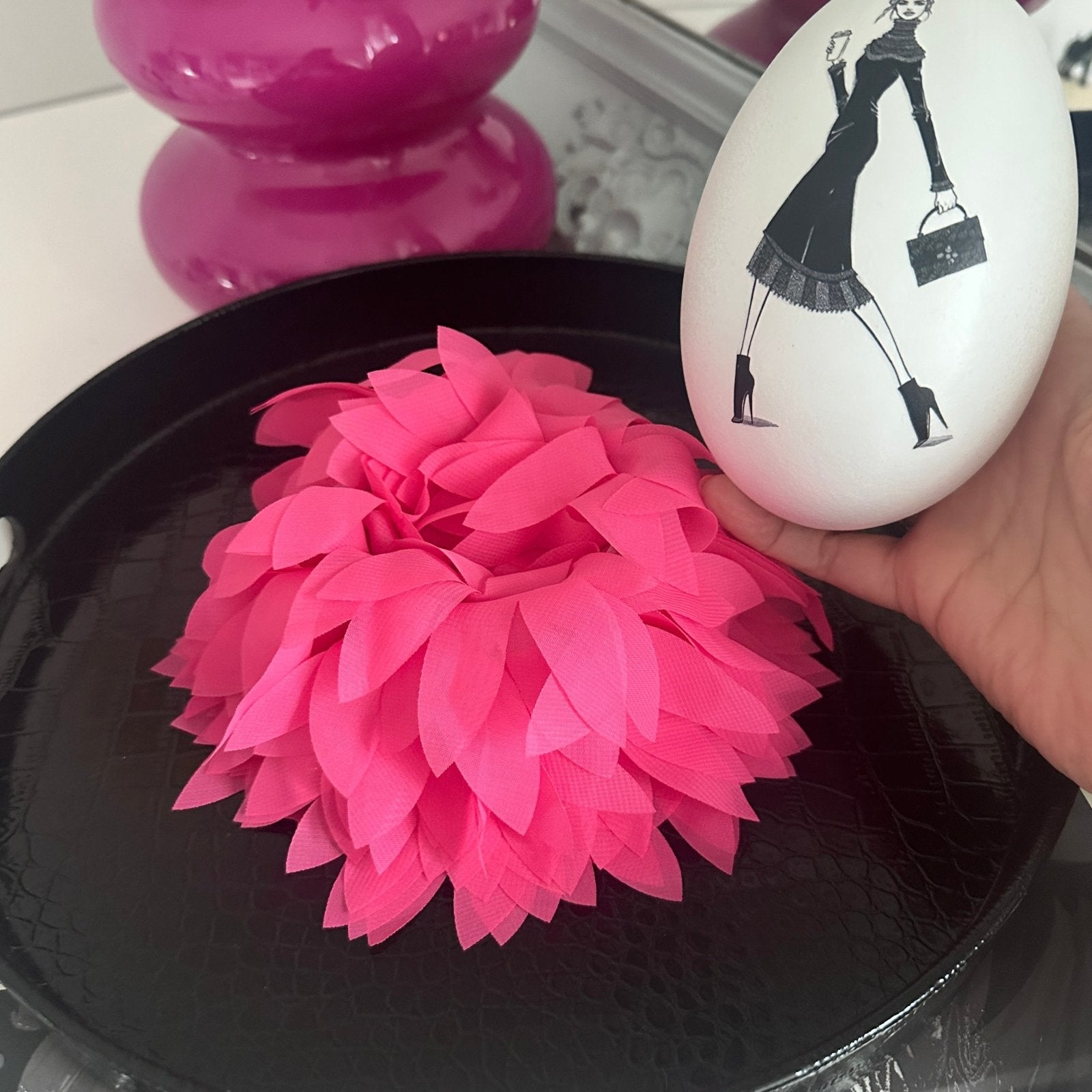 Handveredeltes Deko - Objekt: Nanduei "Valentine to Go", inkl. Chiffon Blüten - Thron von ei - nzigartig