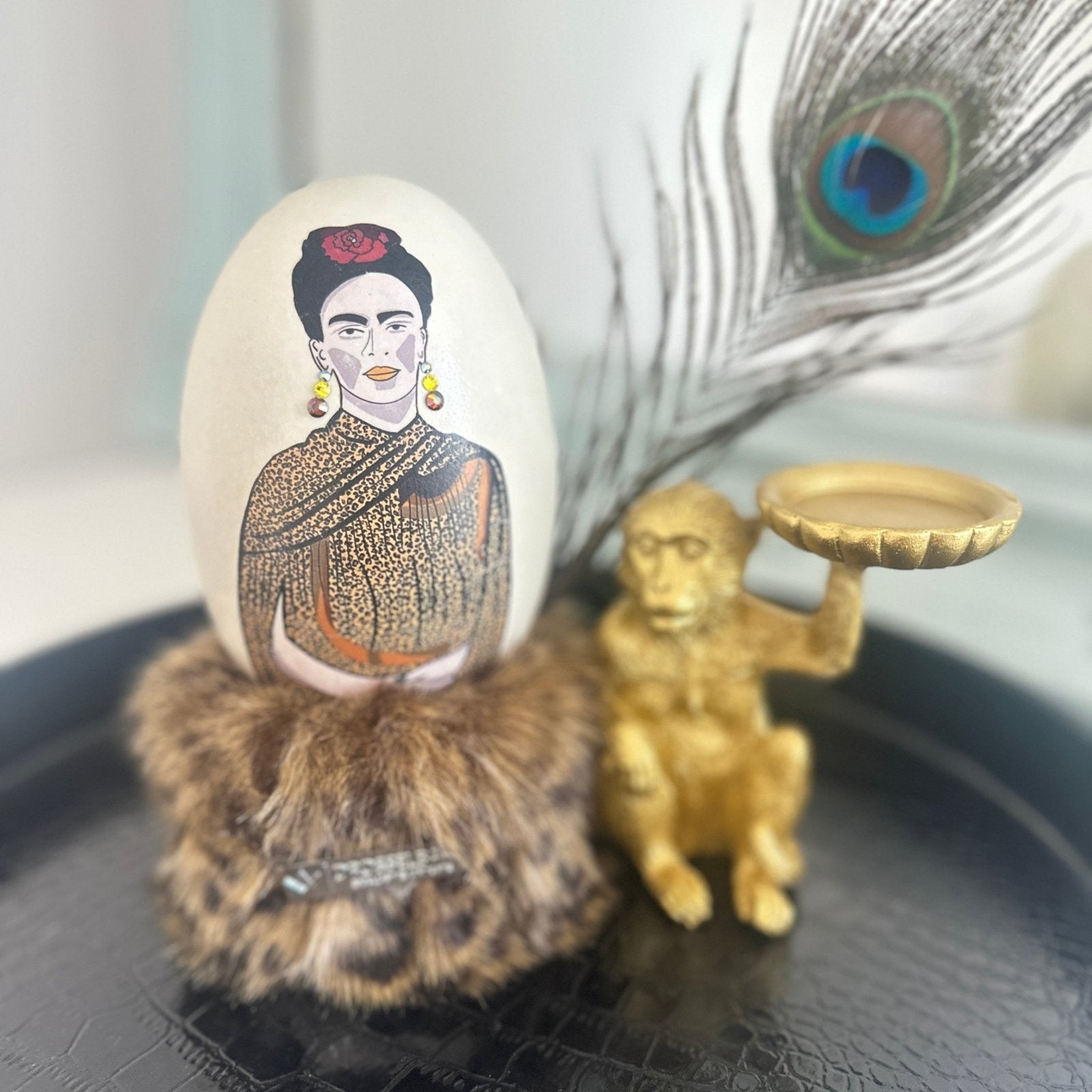 Handveredeltes Deko - Objekt: Nanduei "Wild Frida", inkl. Webpelzthron - Thron & GRATIS Monkey & Pfauenfeder von ei - nzigartig