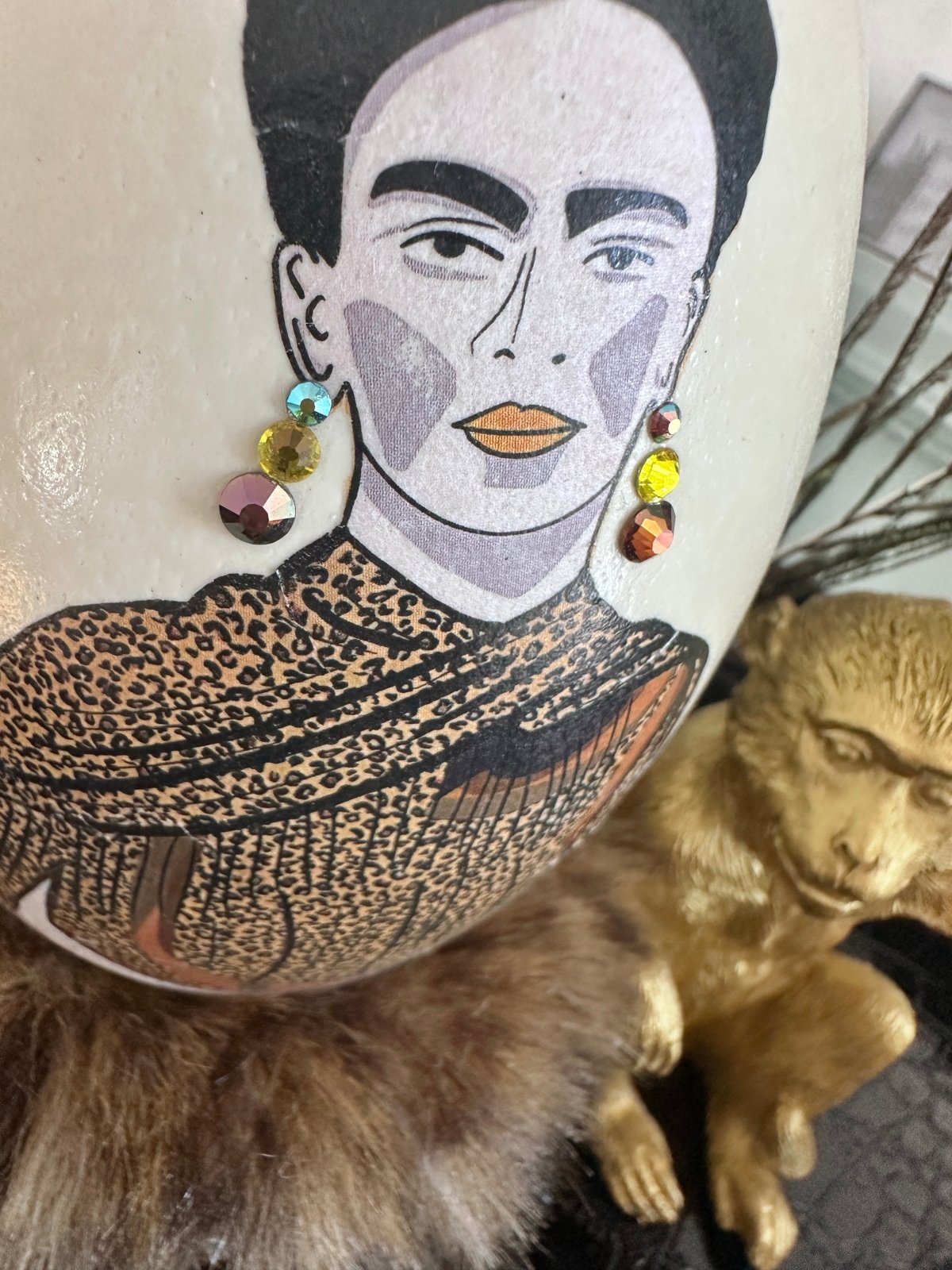 Handveredeltes Deko - Objekt: Nanduei "Wild Frida", inkl. Webpelzthron - Thron & GRATIS Monkey & Pfauenfeder von ei - nzigartig