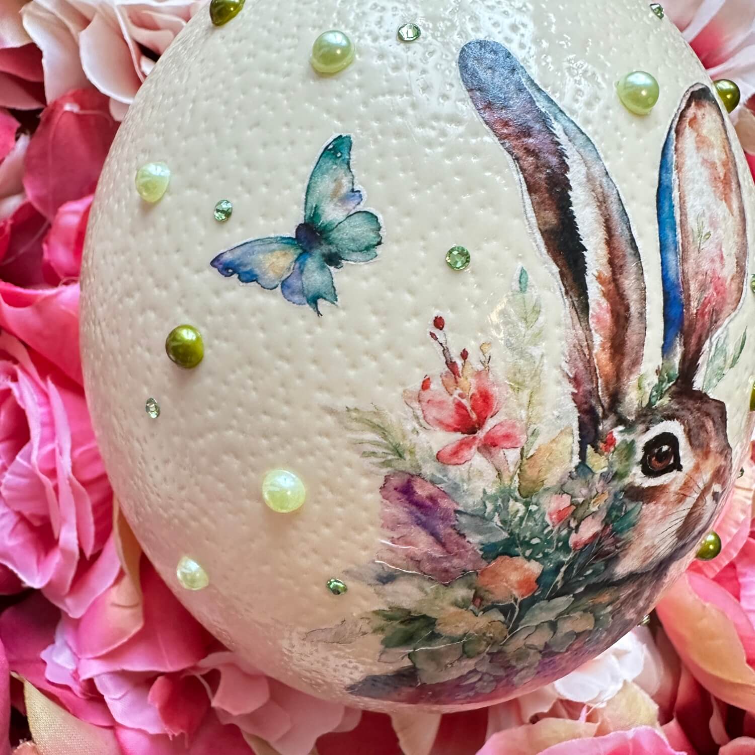 Handveredeltes Deko - Objekt: Osterei "Aquarell - Hase" Basic, oder mit Perl - Cabochons von ei - nzigartig