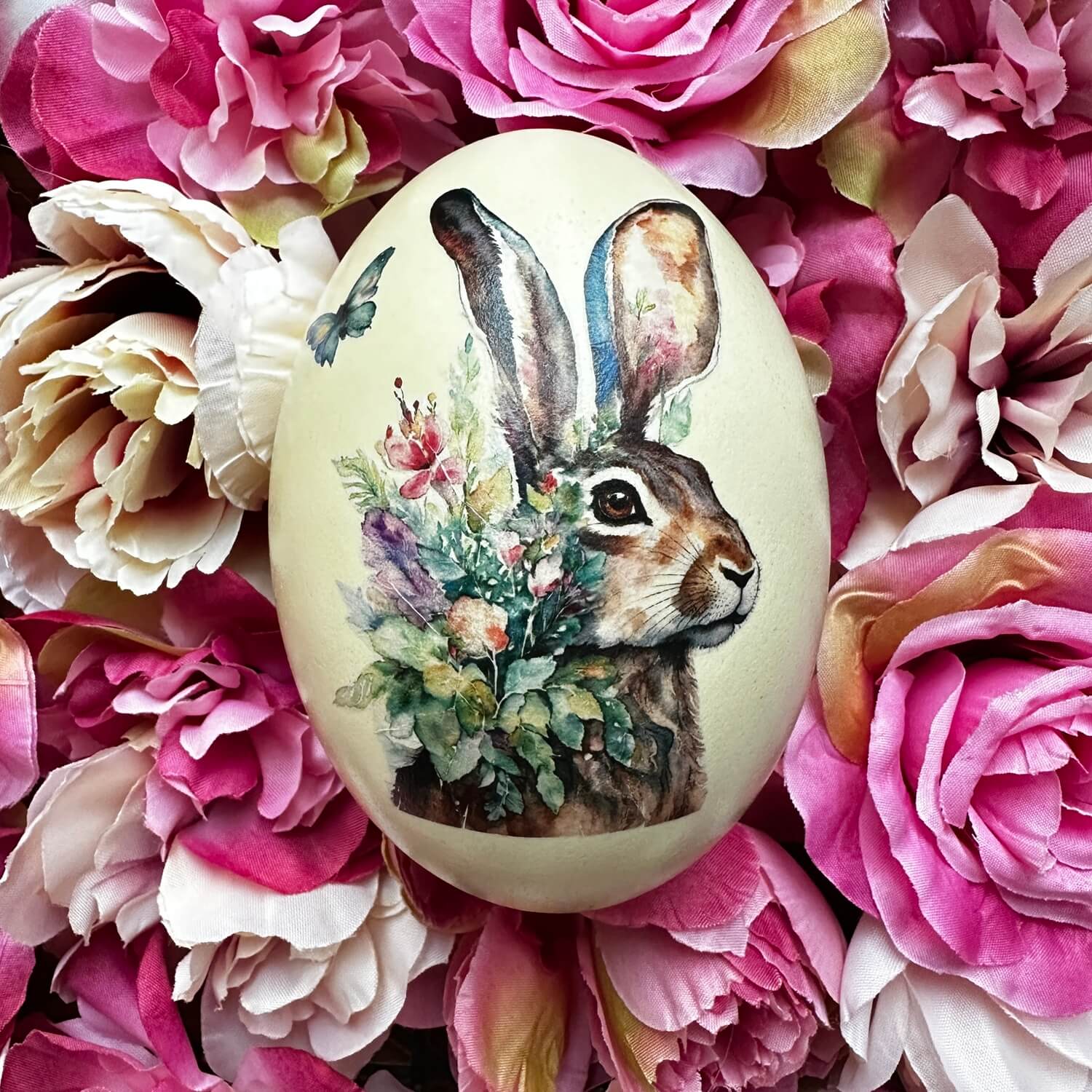 Handveredeltes Deko - Objekt: Osterei "Aquarell - Hase" Basic, oder mit Perl - Cabochons von ei - nzigartig