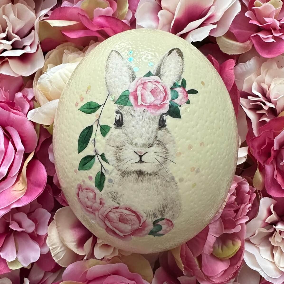 Handveredeltes Deko - Objekt: Osterei: "Blumen - Bunny" von ei - nzigartig