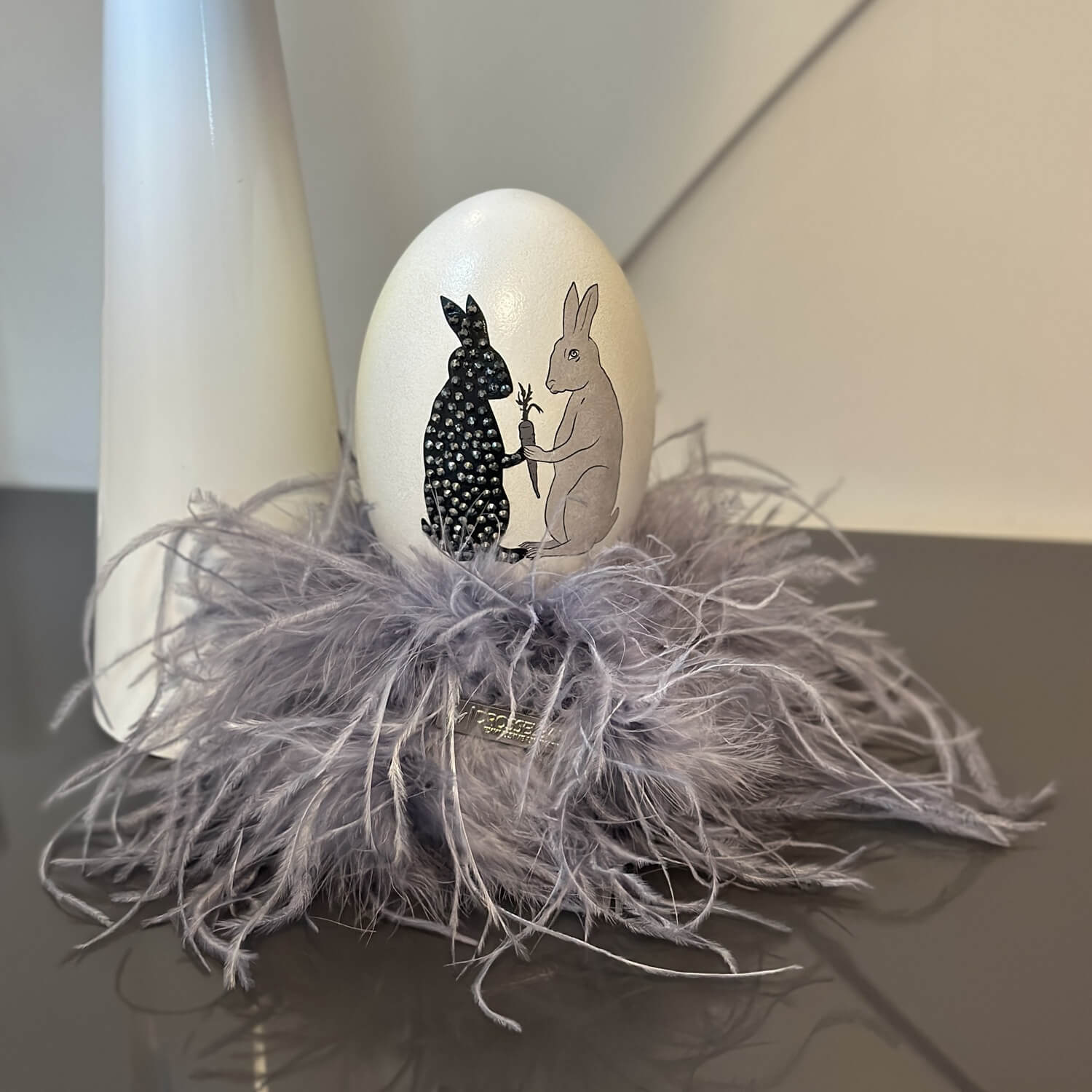 Handveredeltes Deko - Objekt: Osterei: "Glam Bunny", Black von ei - nzigartig