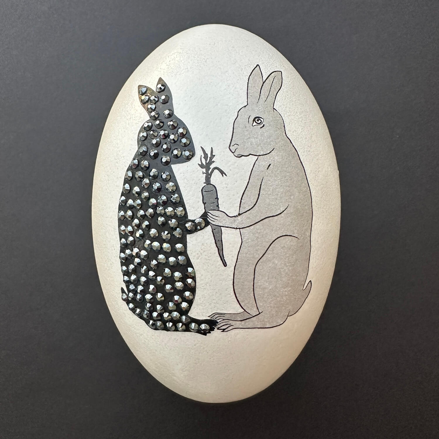 Handveredeltes Deko - Objekt: Osterei: "Glam Bunny", Black von ei - nzigartig