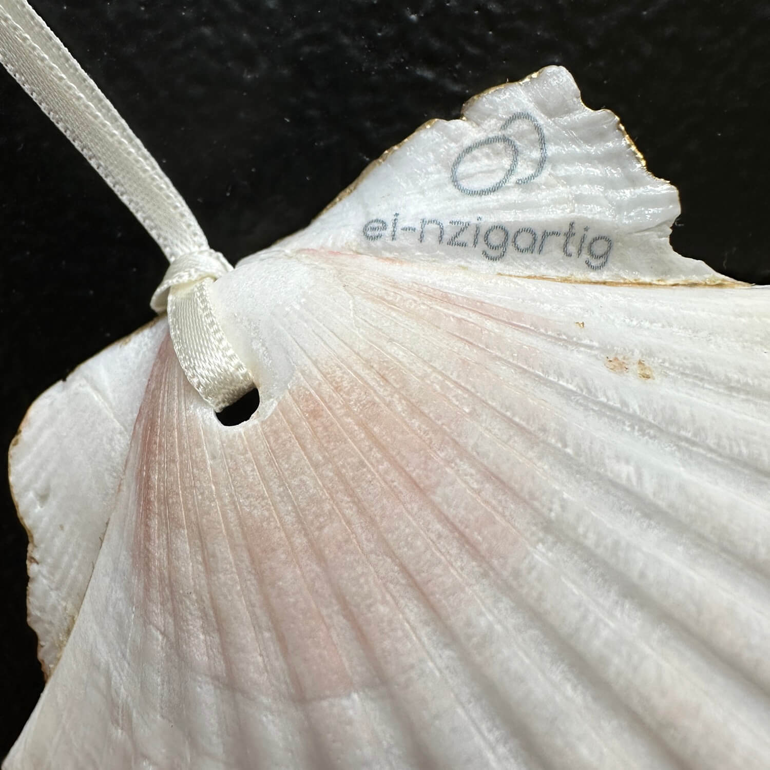 Handveredeltes Deko - Objekt: Ringmuschel für Eheringe "Ja" inkl. Stoffblütenkranz aus Chiffon, 3 Farben von ei - nzigartig