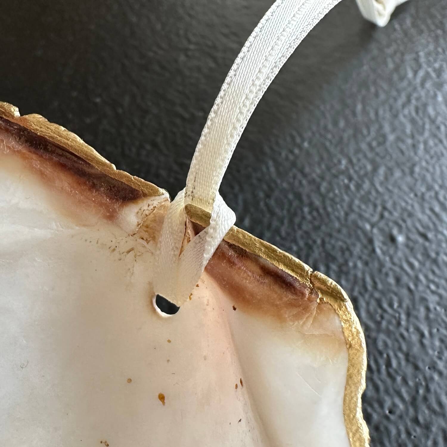 Handveredeltes Deko - Objekt: Ringmuschel für Eheringe "Ja" inkl. Stoffblütenkranz aus Chiffon, 3 Farben von ei - nzigartig