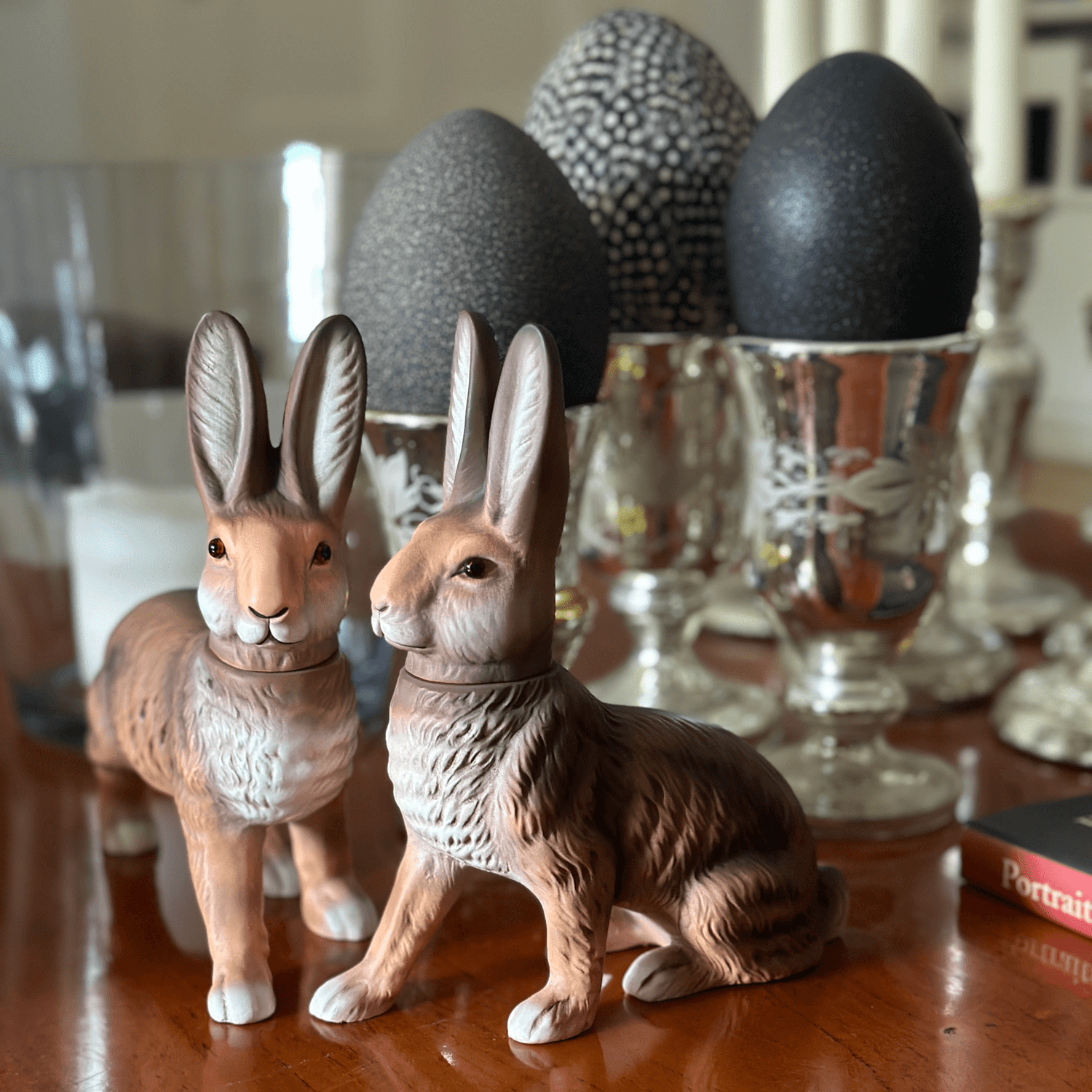 Handveredeltes Deko - Objekt: Sitzender Osterhase zum Füllen, braun von ei - nzigartig
