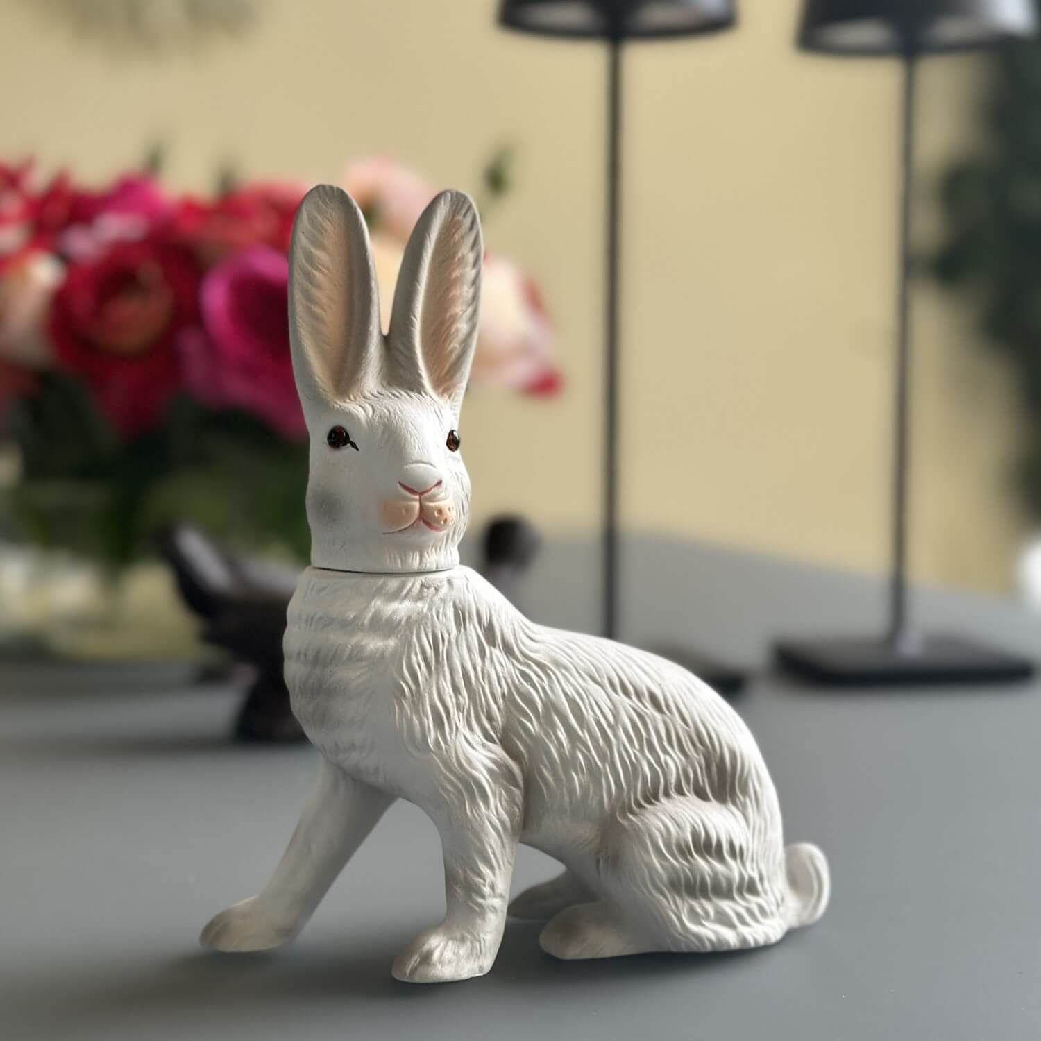 Handveredeltes Deko - Objekt: Sitzender Osterhase zum Füllen, weiß von ei - nzigartig