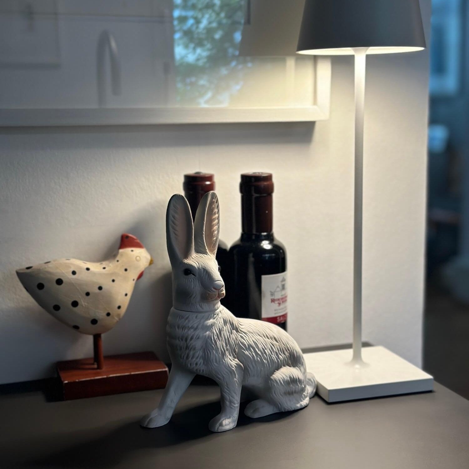 Handveredeltes Deko - Objekt: Sitzender Osterhase zum Füllen, weiß von ei - nzigartig