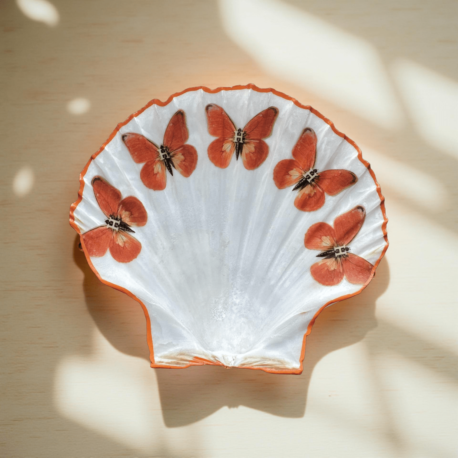 Handveredeltes Deko - Objekt: Sized Set Muschel - Schalen "Orangenfalter" (3 - teilig) 2 Kantenvarianten von ei - nzigartig