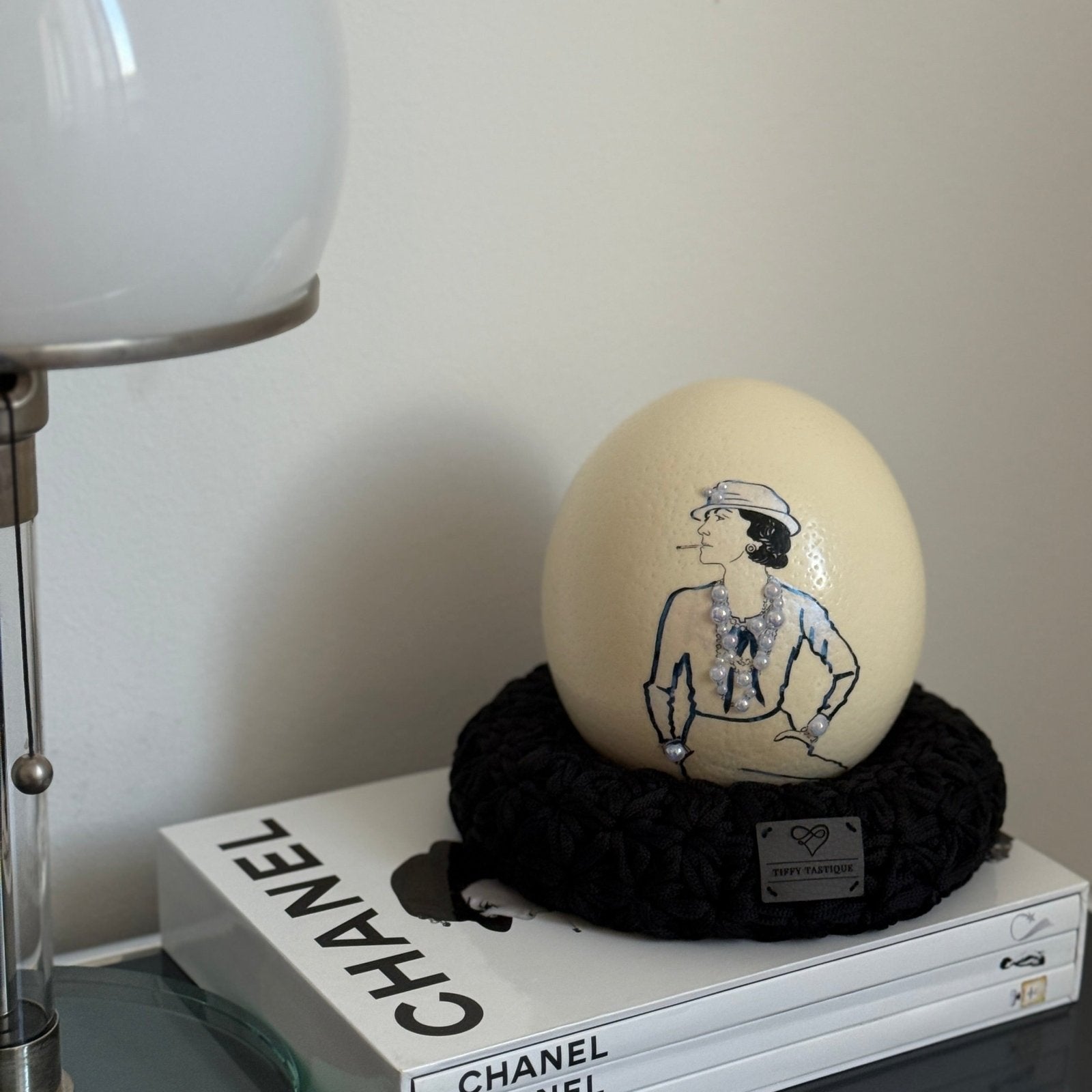 Handveredeltes Deko - Objekt: Straußenei "Coco White", inkl. „Infinity - Häkel - Kranz von Tiffy Tastique von ei - nzigartig