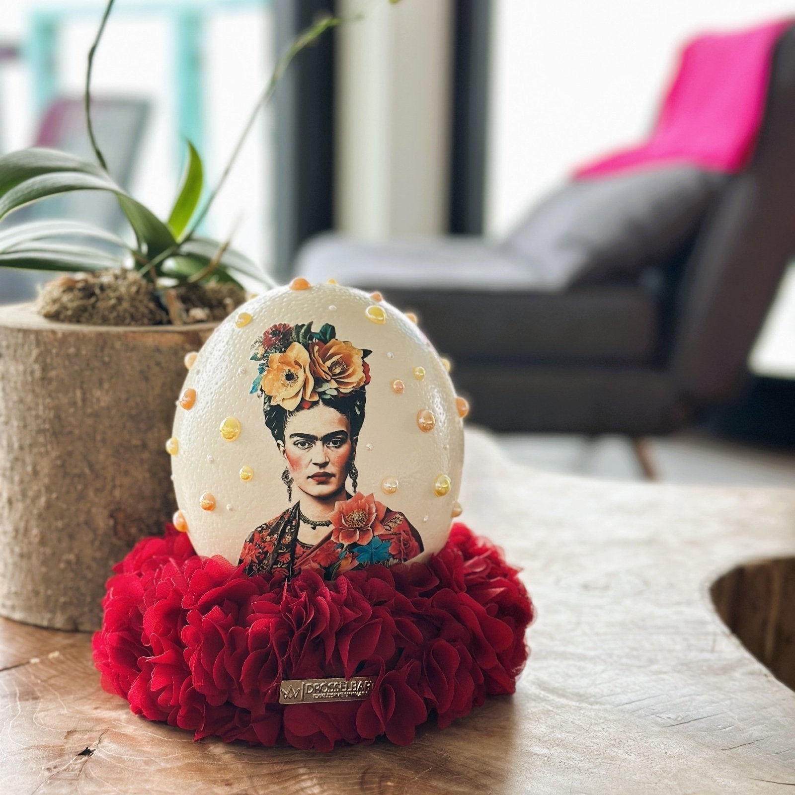 Handveredeltes Deko - Objekt: Straußenei "Coyoacán Frida", Glow, inkl. Blütenkranz von ei - nzigartig