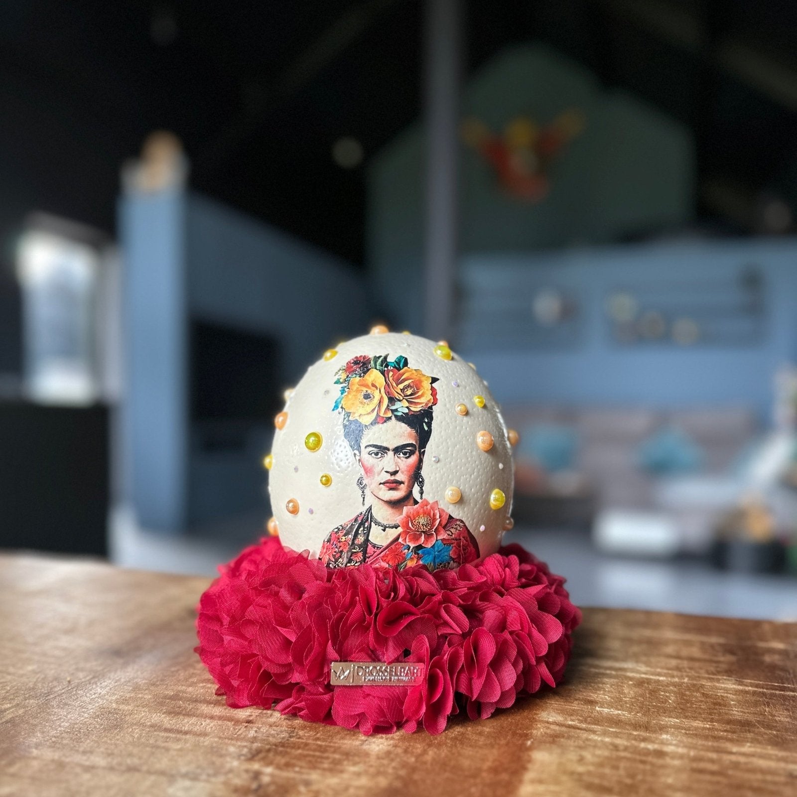 Handveredeltes Deko - Objekt: Straußenei "Coyoacán Frida", Glow, inkl. Blütenkranz von ei - nzigartig