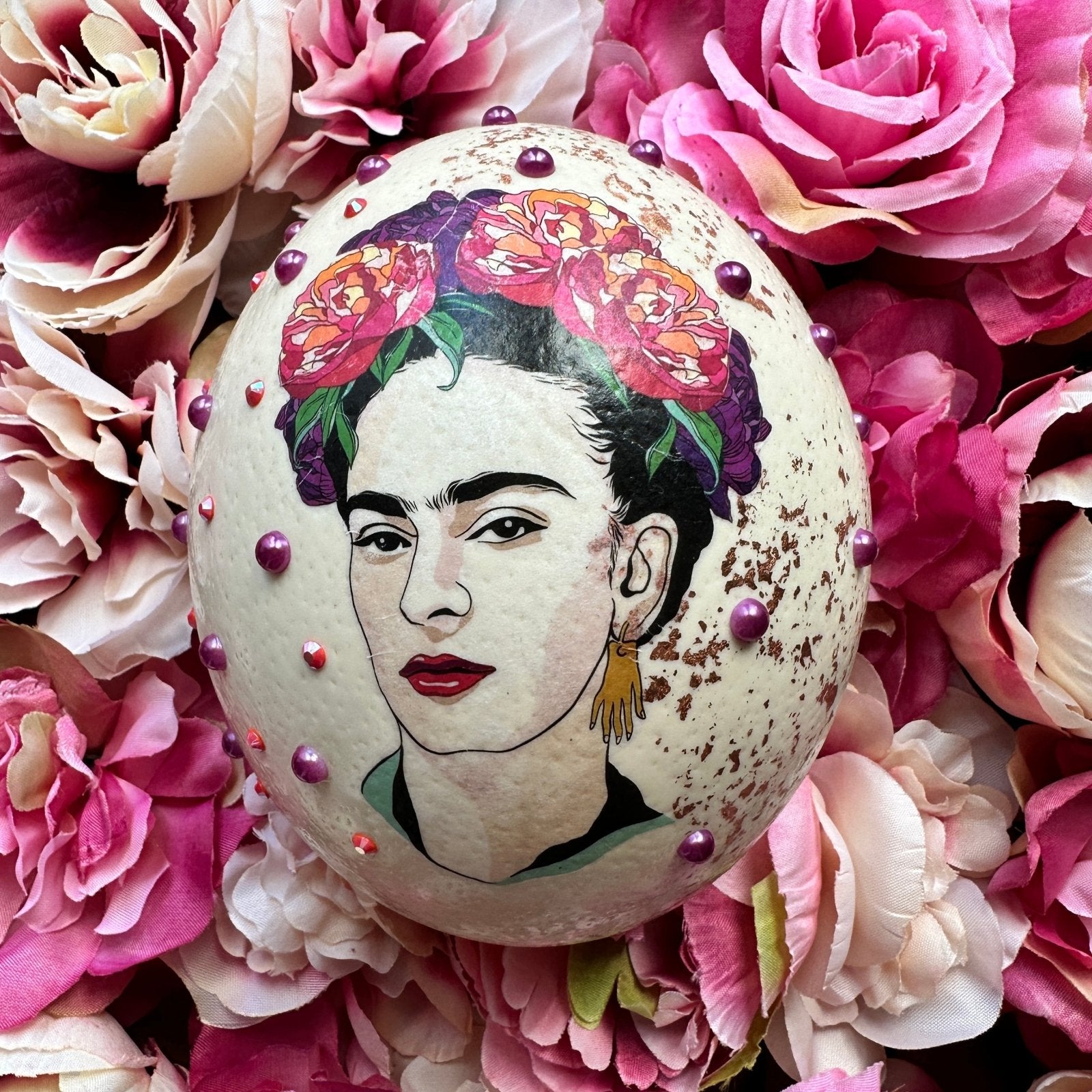 Handveredeltes Deko - Objekt: Straußenei "Frida & Flowers": mit Straß, Cabochons und Metallflakes von ei - nzigartig