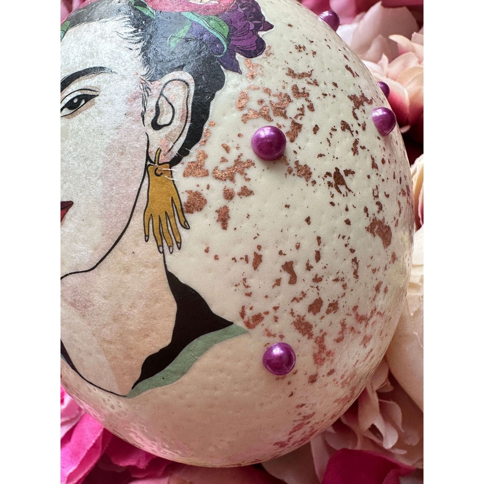 Handveredeltes Deko - Objekt: Straußenei "Frida & Flowers": mit Straß, Cabochons und Metallflakes von ei - nzigartig