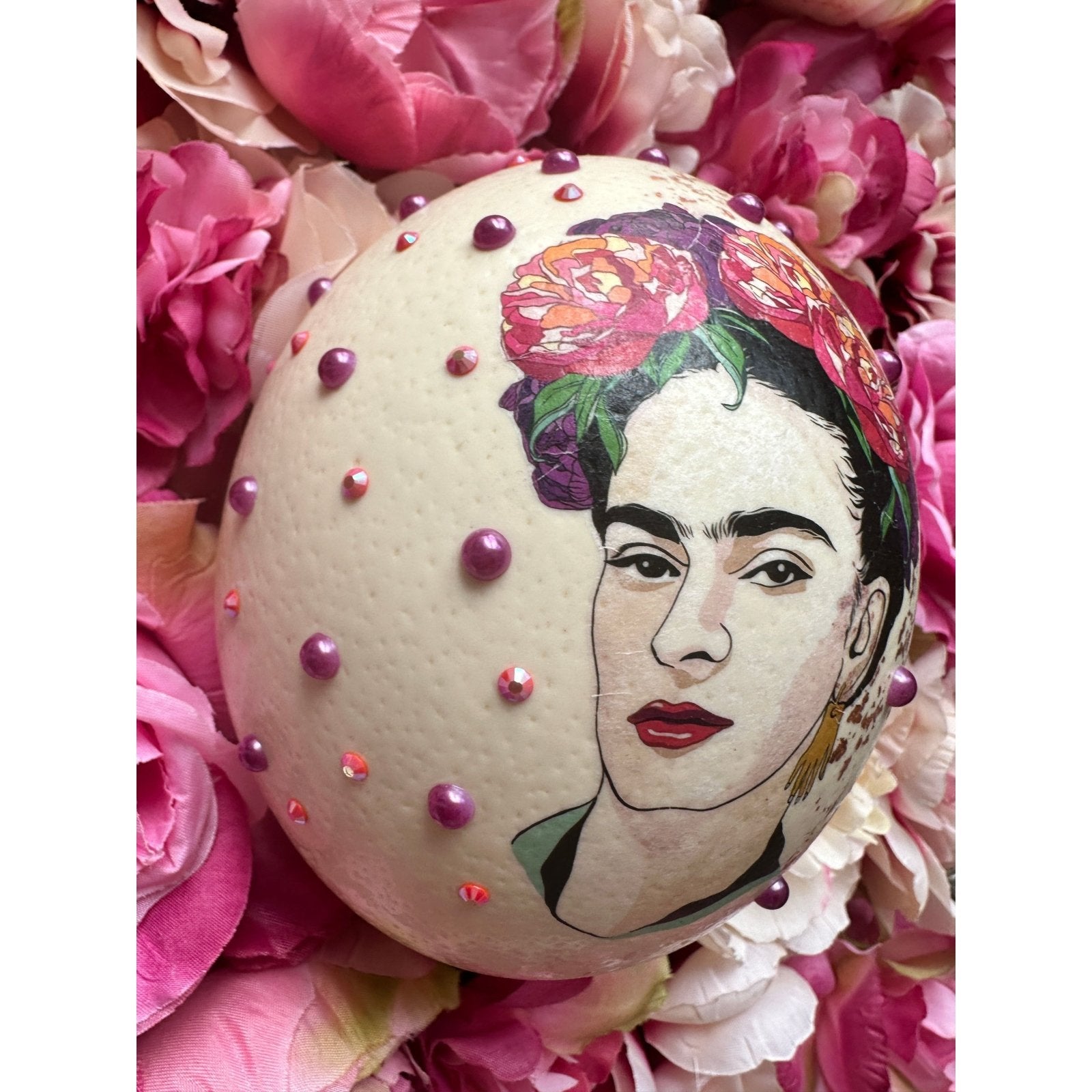 Handveredeltes Deko - Objekt: Straußenei "Frida & Flowers": mit Straß, Cabochons und Metallflakes von ei - nzigartig